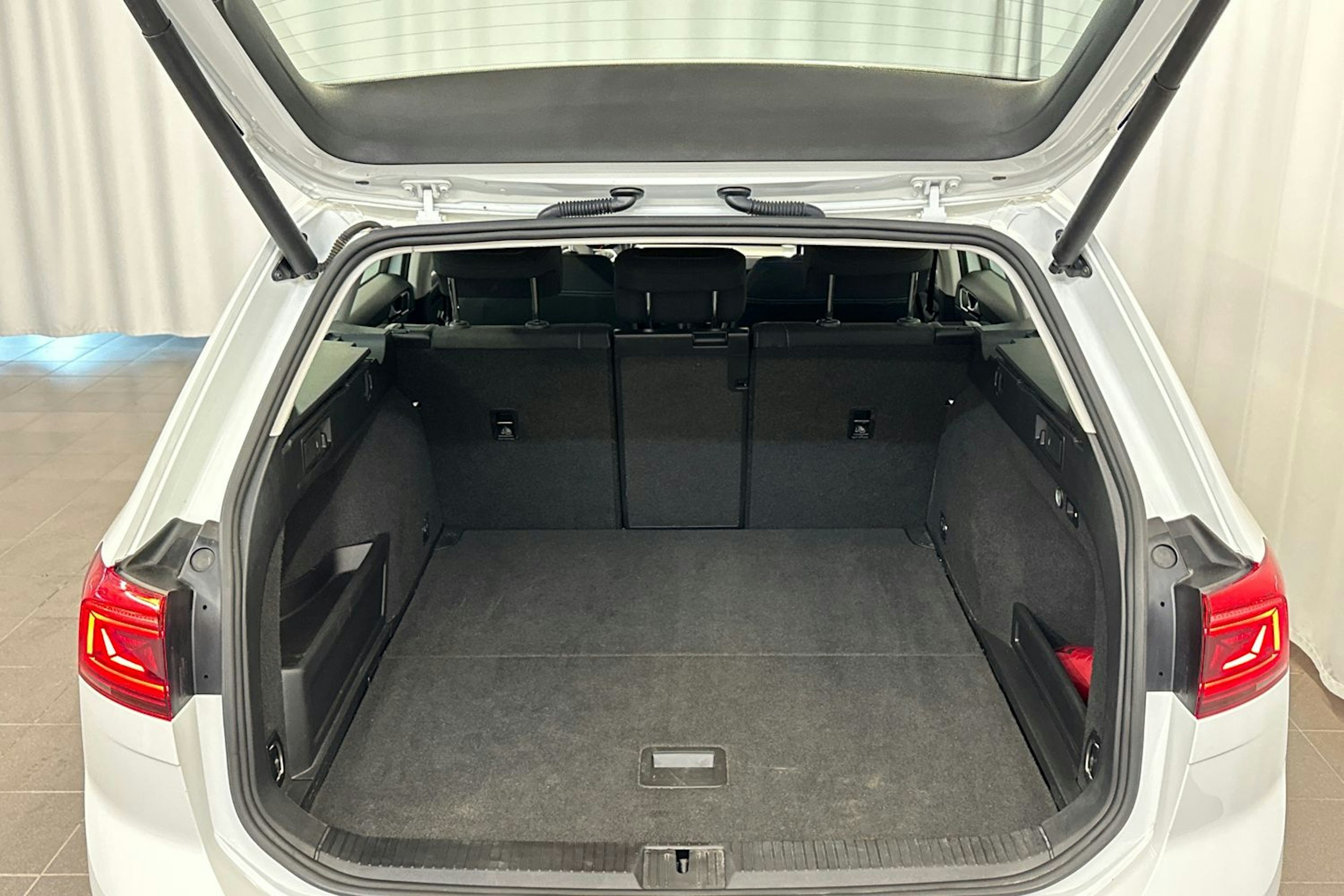 valkoinen Volkswagen Passat 2020 kuva 15.