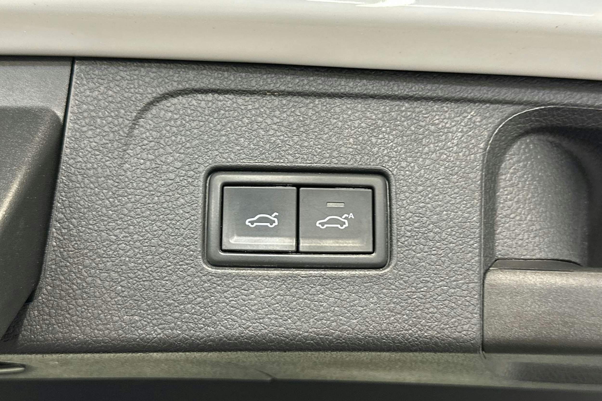 valkoinen Volkswagen Passat 2020 kuva 16.