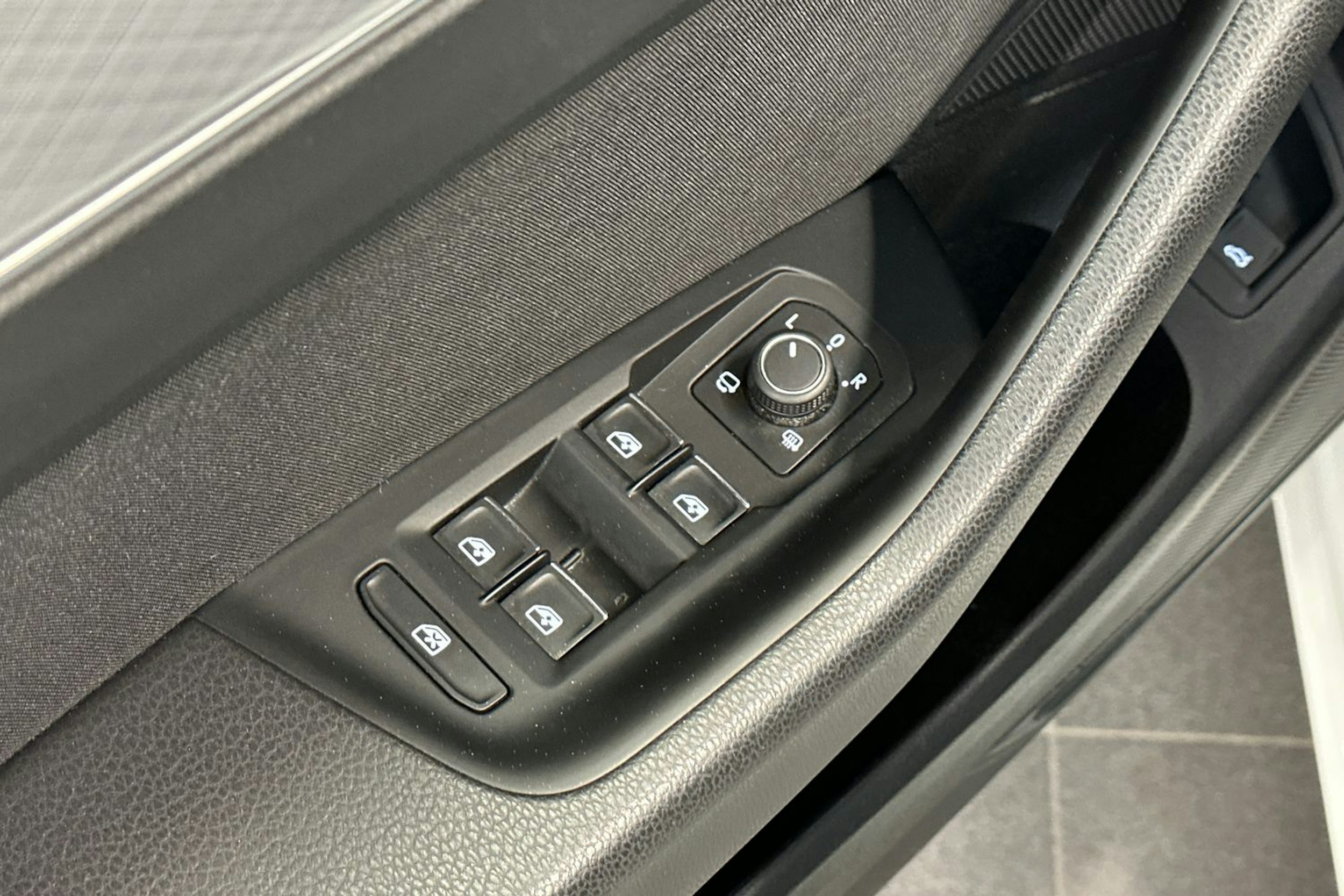 valkoinen Volkswagen Passat 2020 kuva 17.
