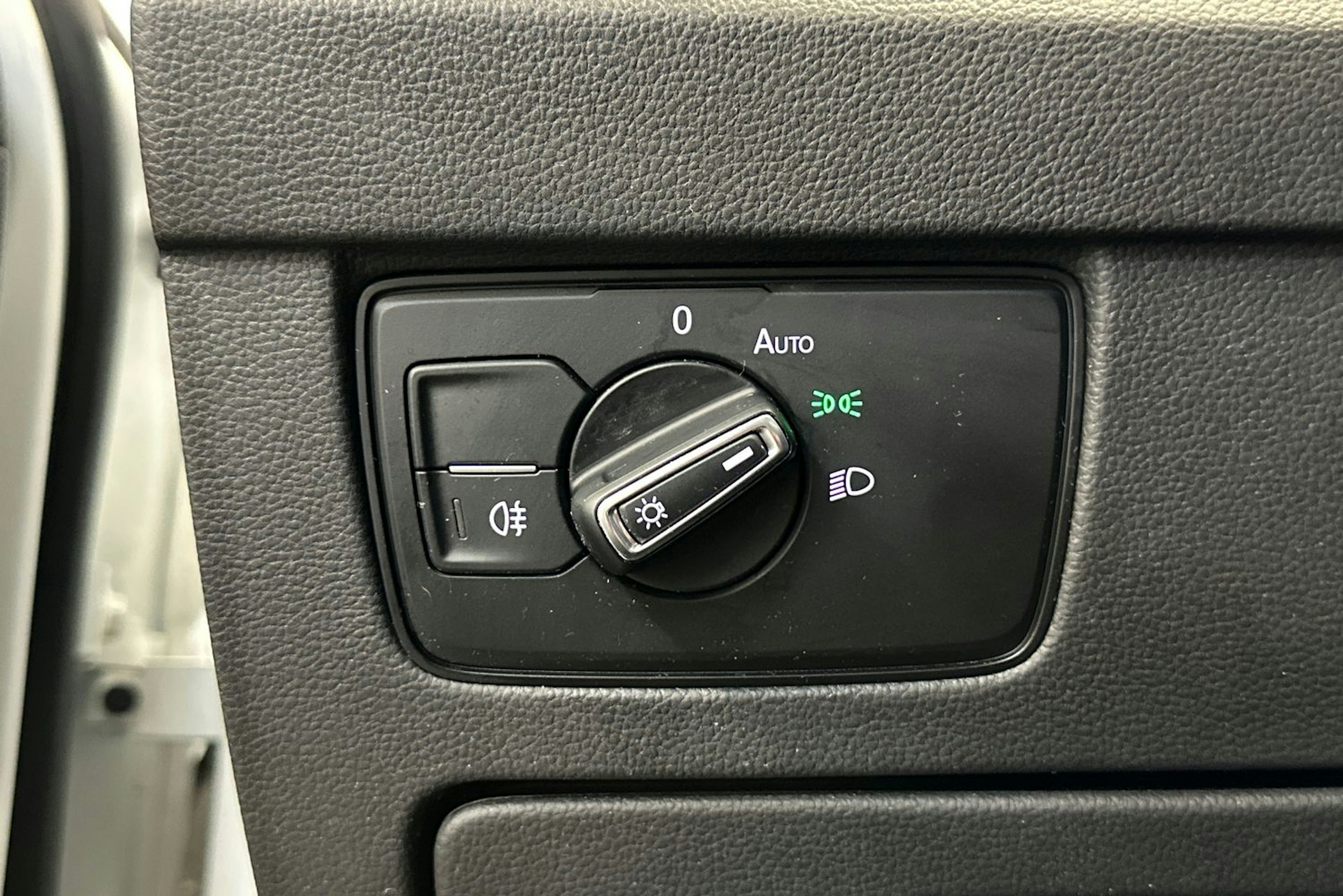 valkoinen Volkswagen Passat 2020 kuva 18.
