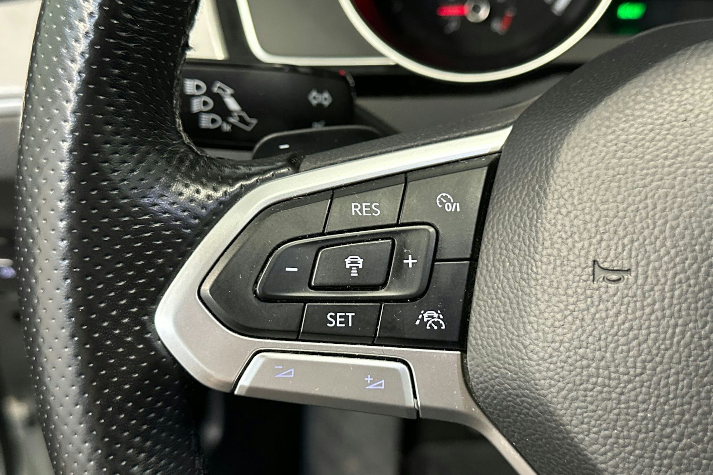 valkoinen Volkswagen Passat 2020 kuva 19.