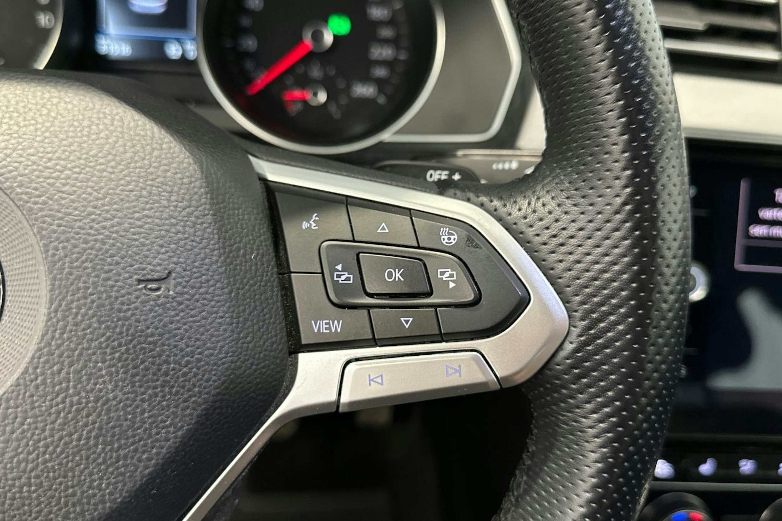 valkoinen Volkswagen Passat 2020 kuva 20.