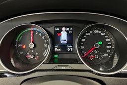 valkoinen Volkswagen Passat 2020 kuva 21.