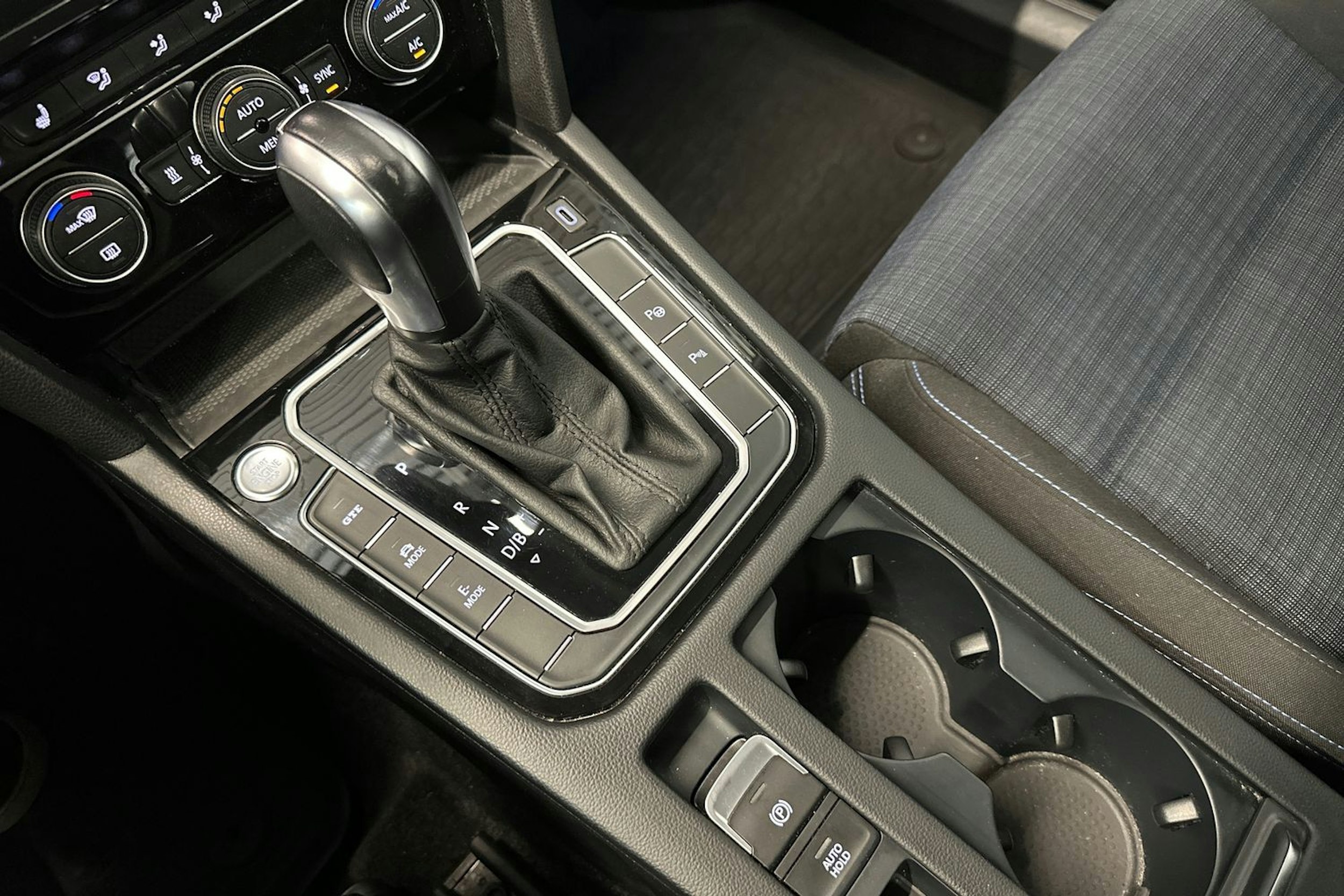 valkoinen Volkswagen Passat 2020 kuva 22.