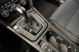 valkoinen Volkswagen Passat 2020 kuva 22.