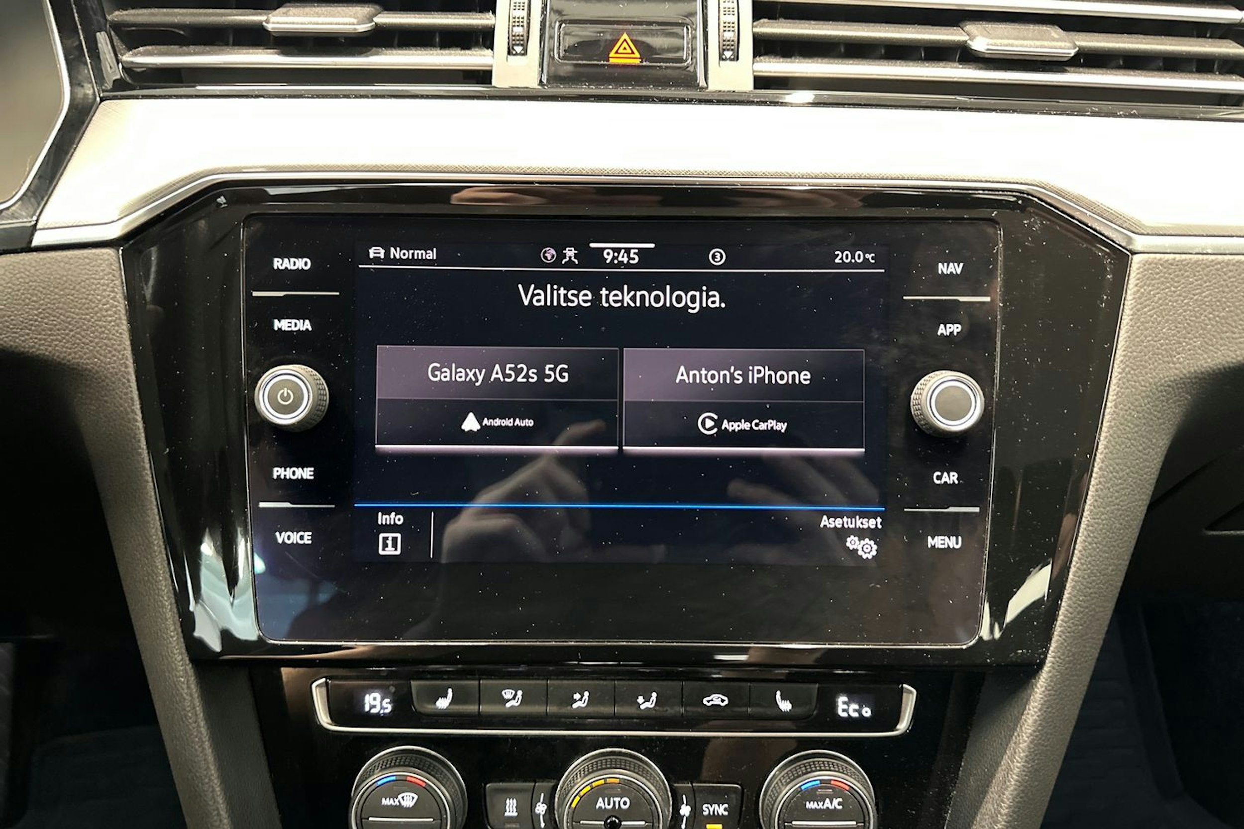 valkoinen Volkswagen Passat 2020 kuva 24.