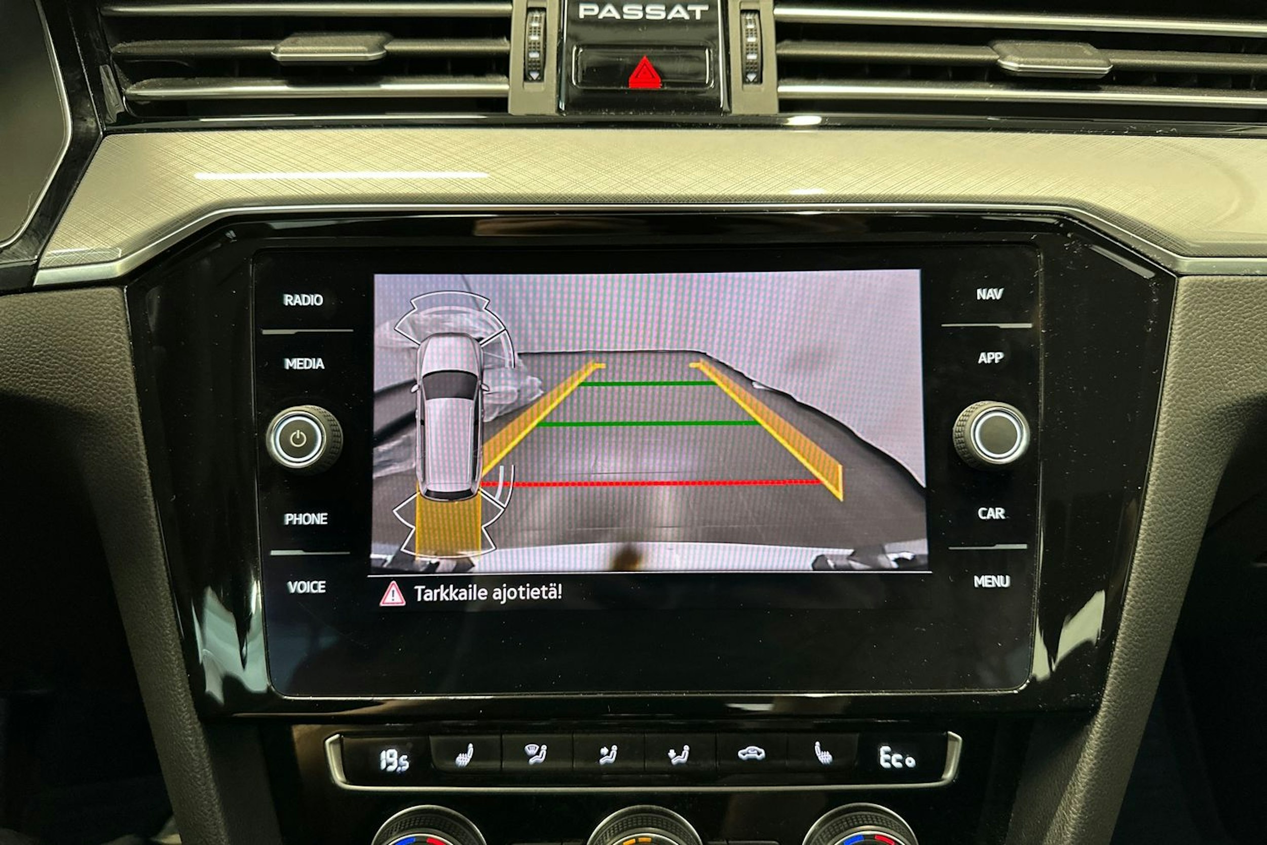 valkoinen Volkswagen Passat 2020 kuva 26.