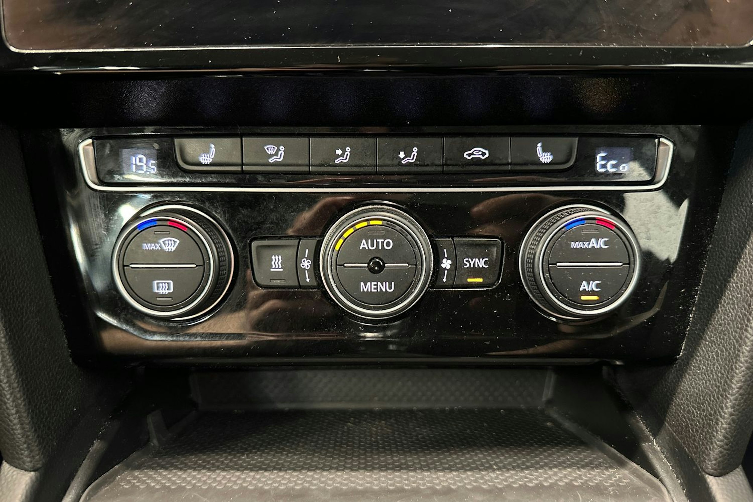 valkoinen Volkswagen Passat 2020 kuva 27.