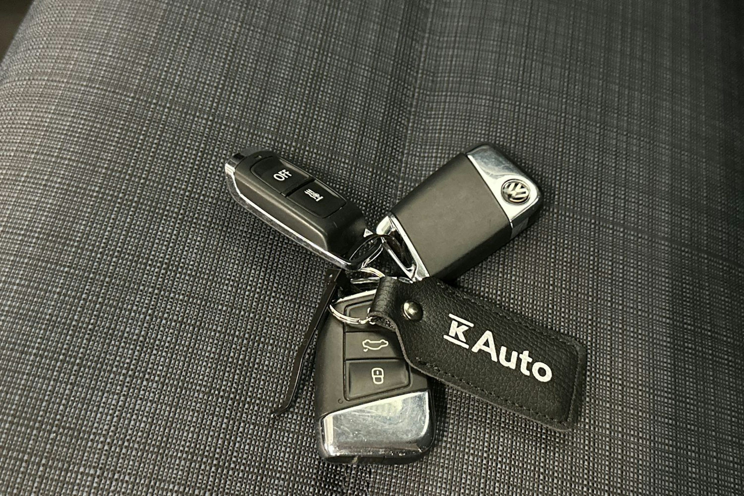 valkoinen Volkswagen Passat 2020 kuva 28.
