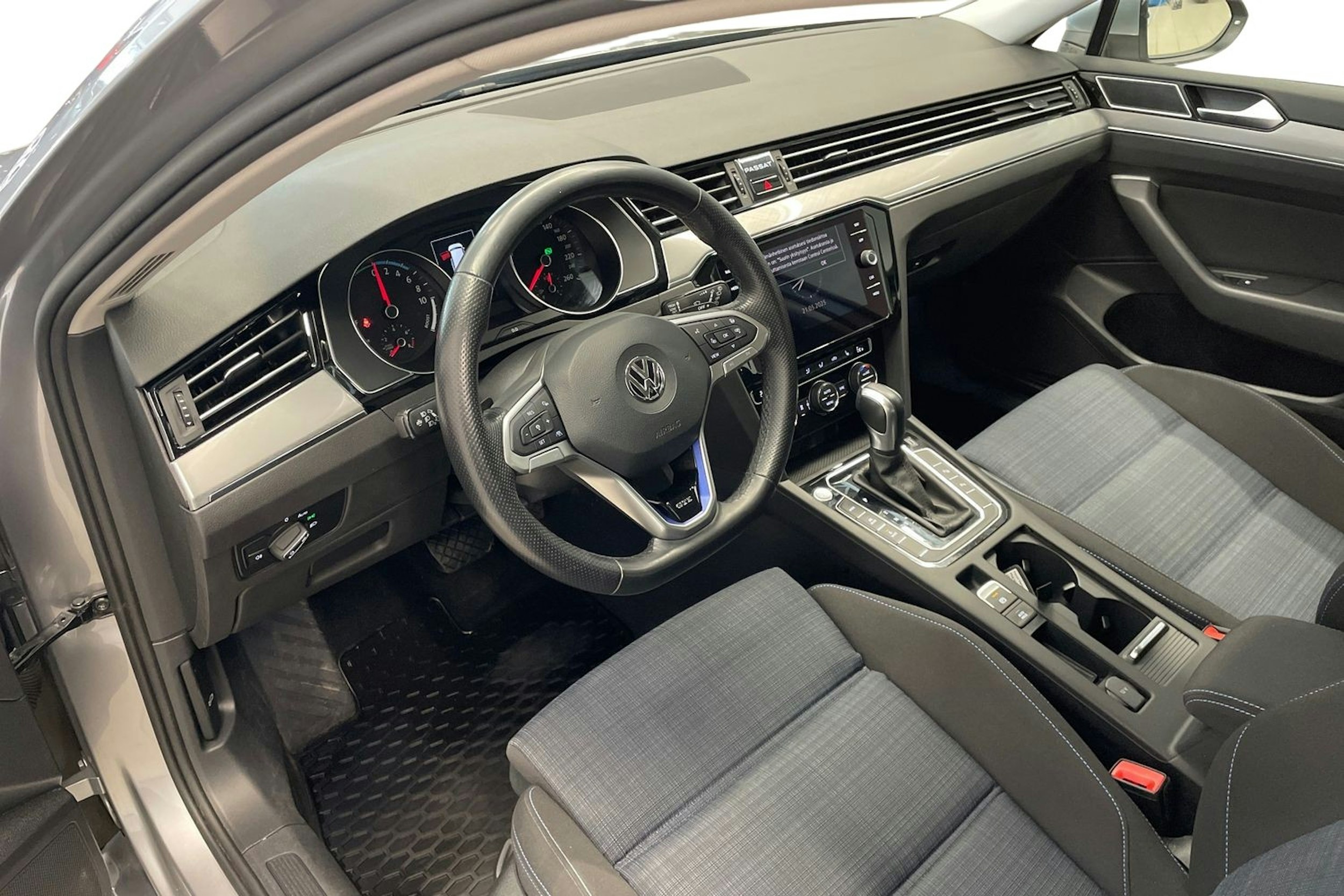 Sininen Volkswagen PASSAT 2020 kuva 6.