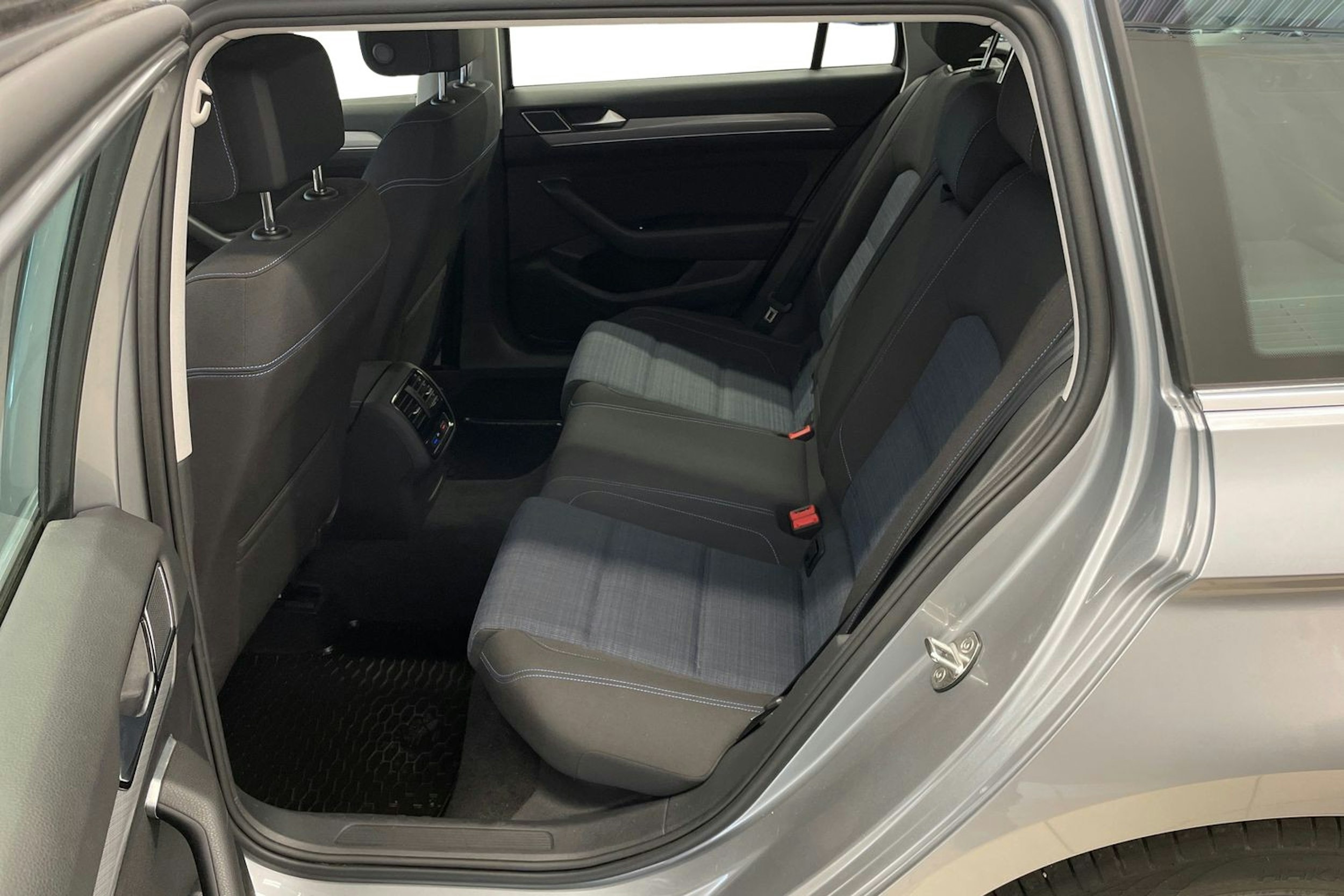 Sininen Volkswagen PASSAT 2020 kuva 8.