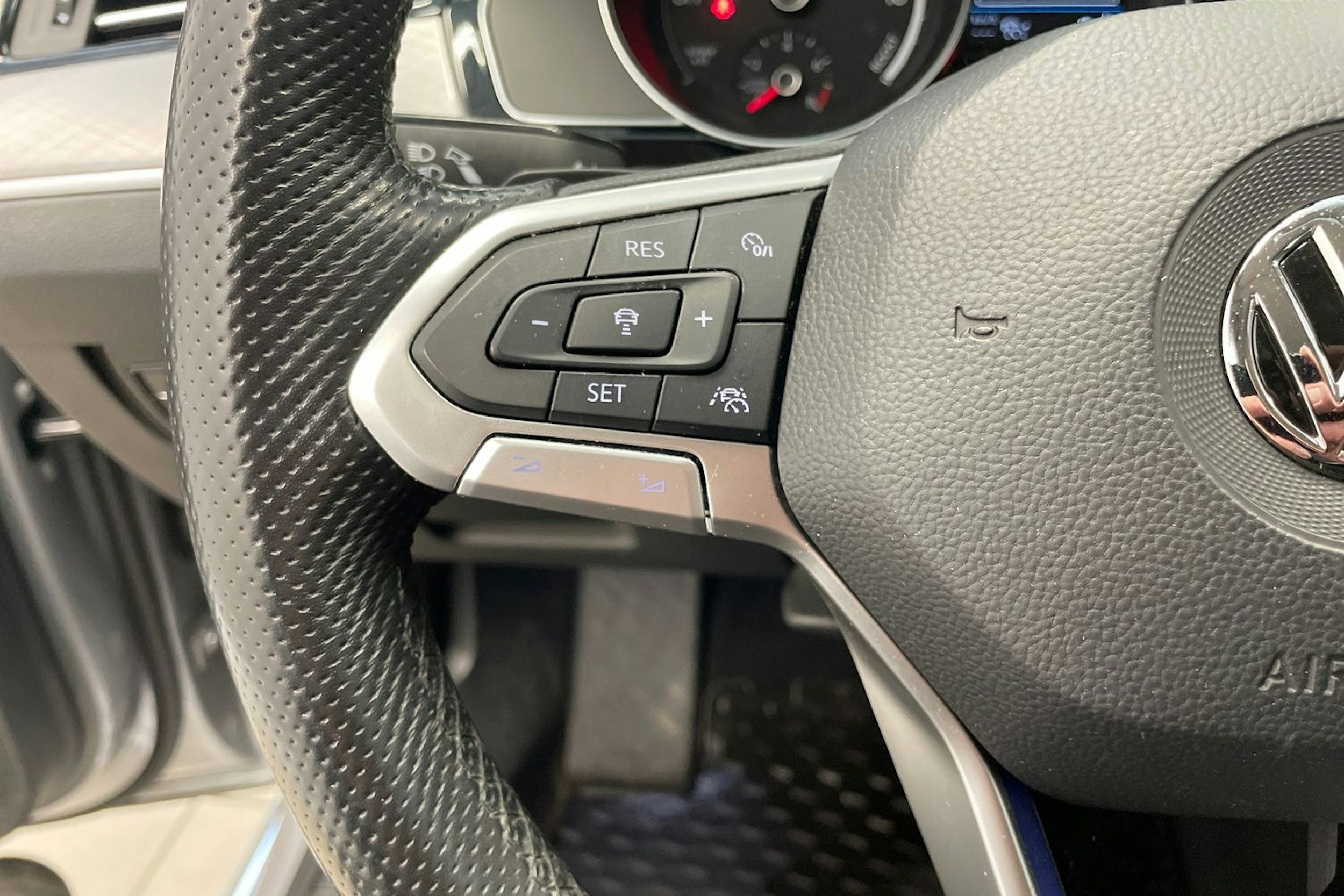 Sininen Volkswagen PASSAT 2020 kuva 13.