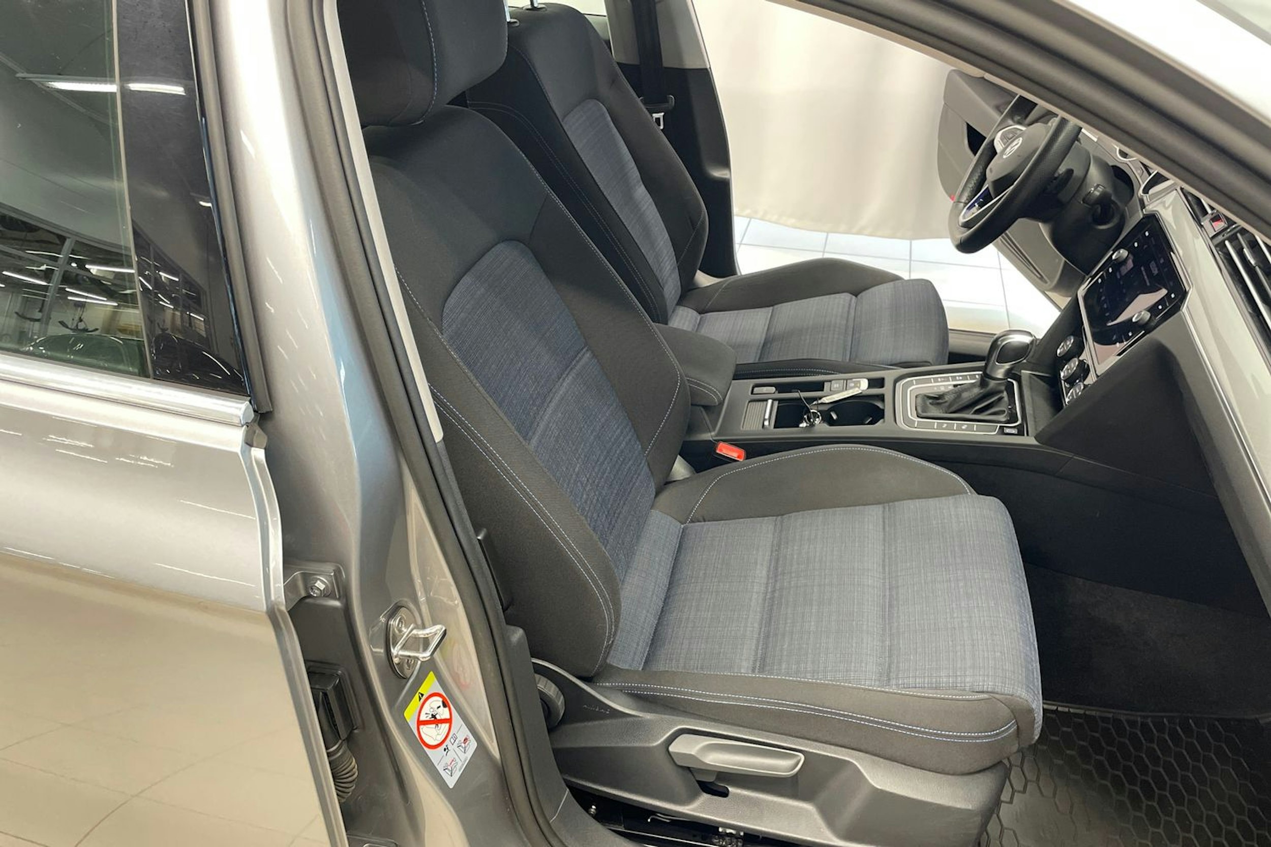 Sininen Volkswagen PASSAT 2020 kuva 24.