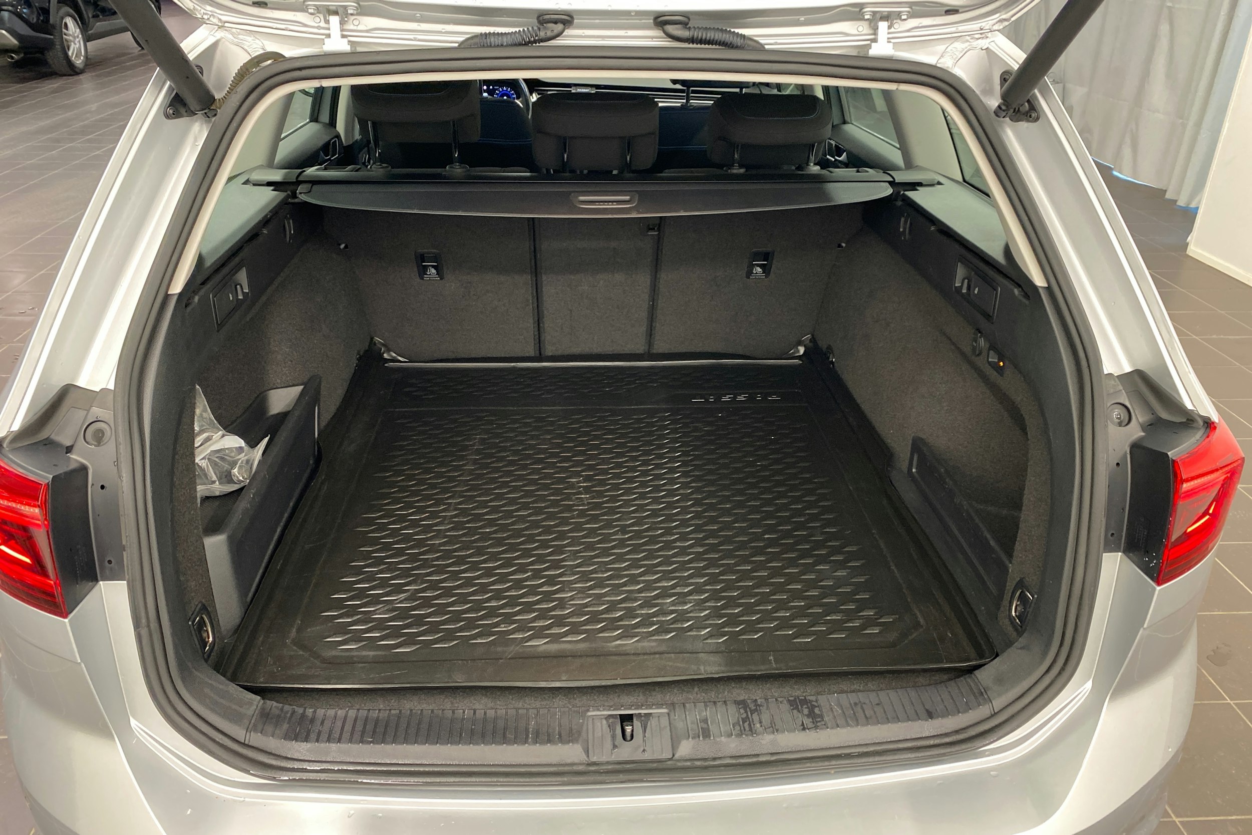 met. hopea Volkswagen Passat 2020 kuva 24.