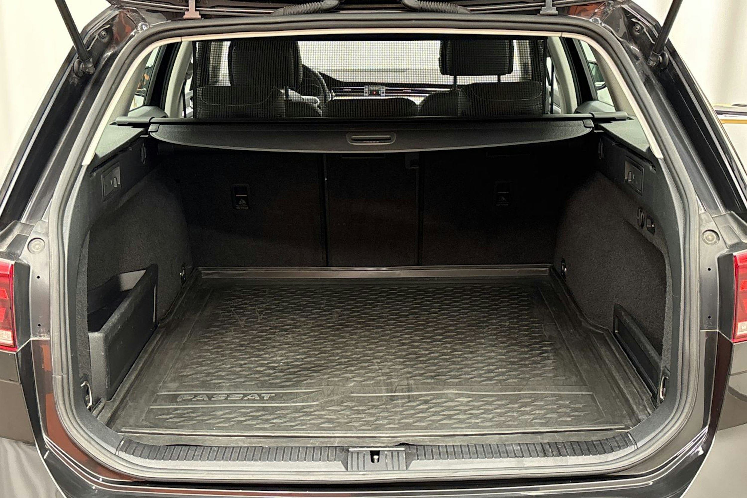 harmaa Volkswagen Passat 2020 kuva 26.