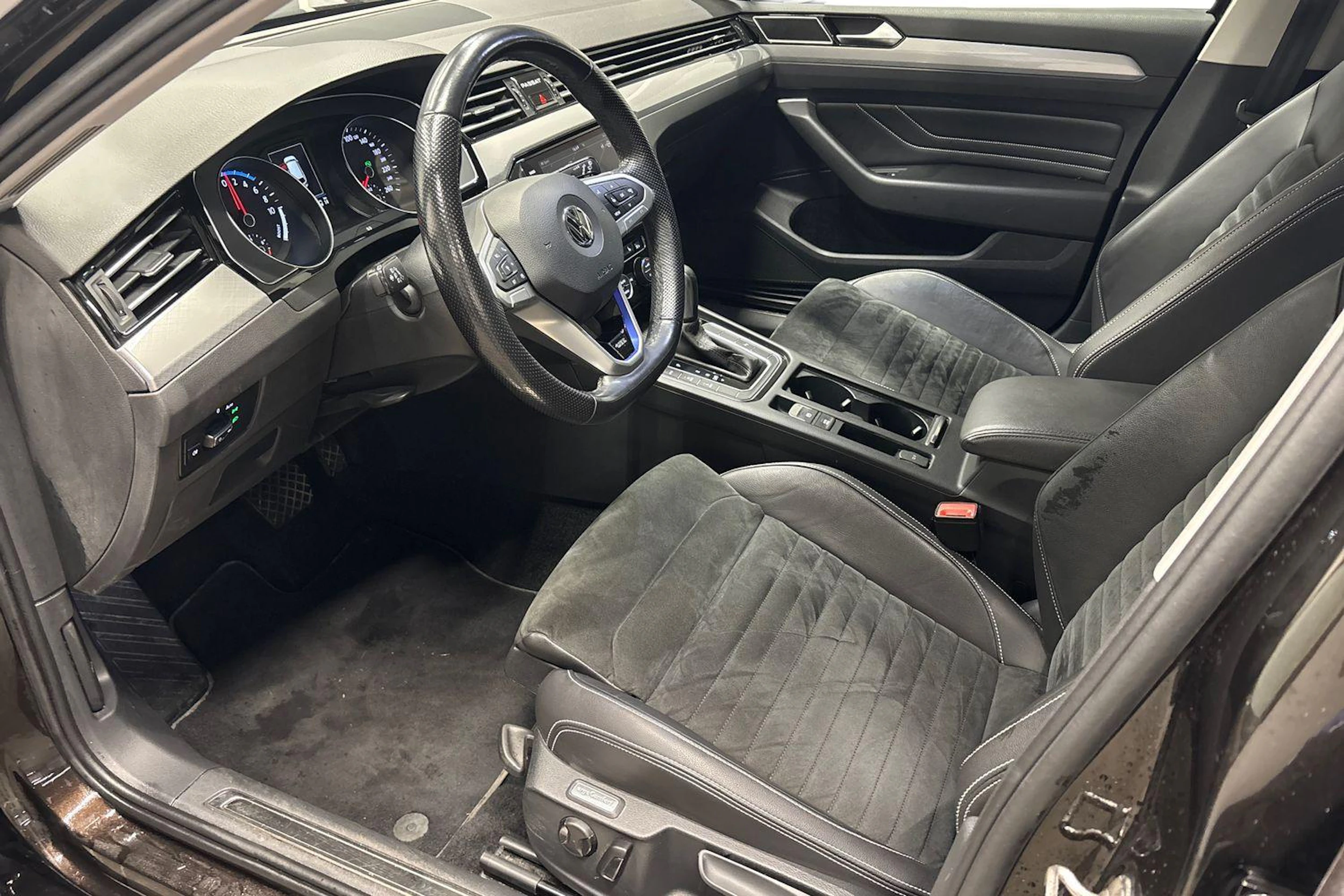 ruskea (beige) Volkswagen Passat 2020 kuva 6.