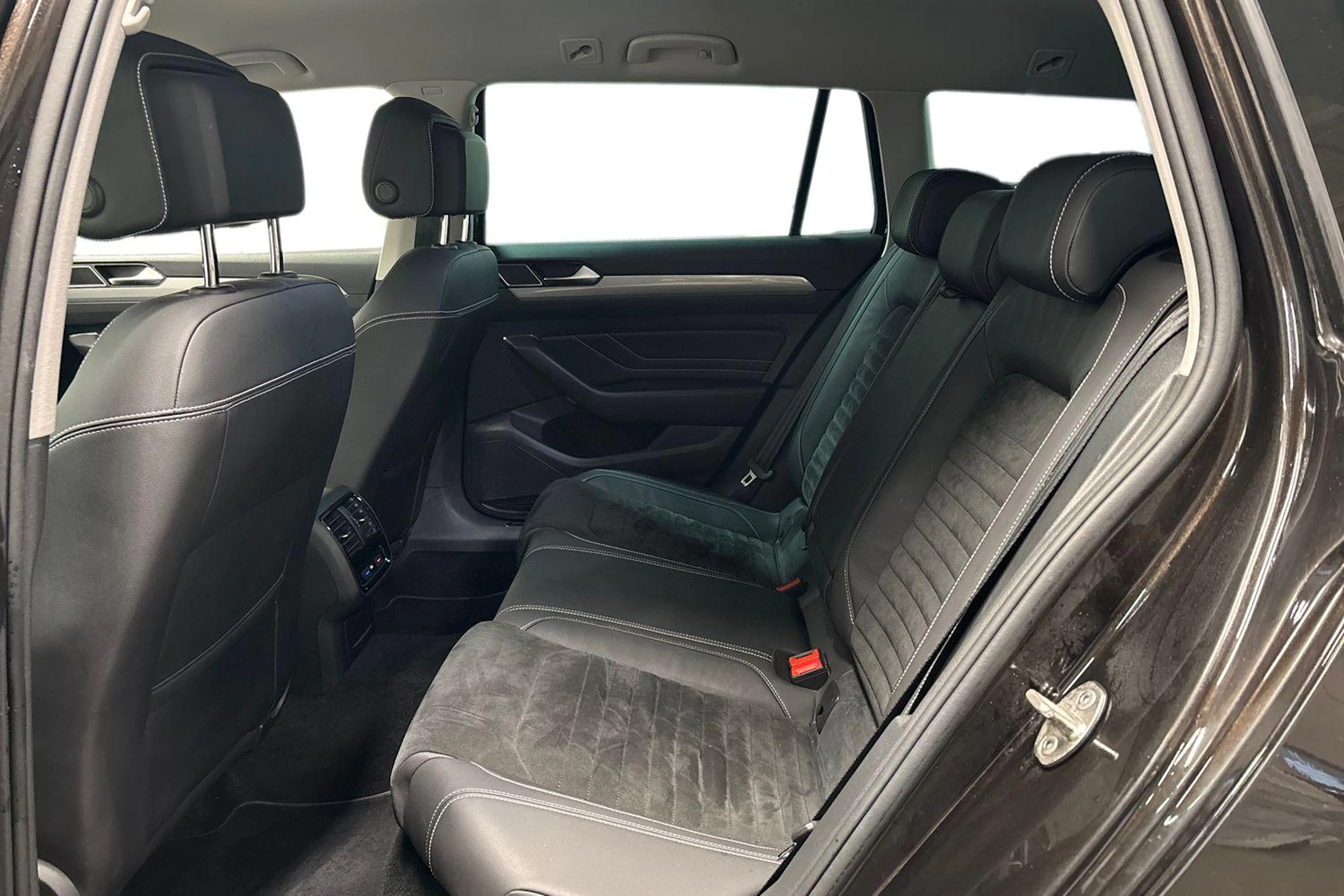 ruskea (beige) Volkswagen Passat 2020 kuva 8.