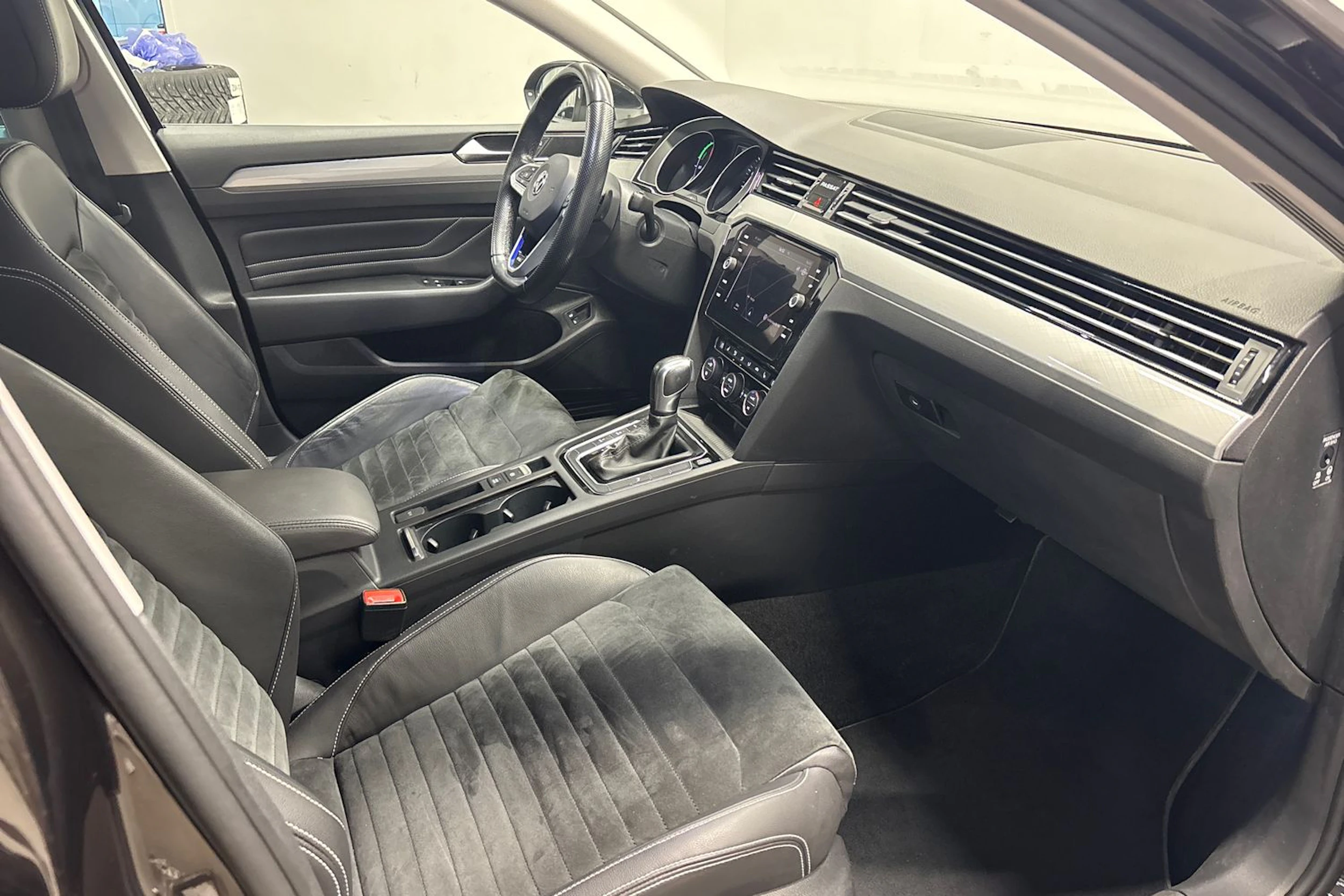 ruskea (beige) Volkswagen Passat 2020 kuva 14.