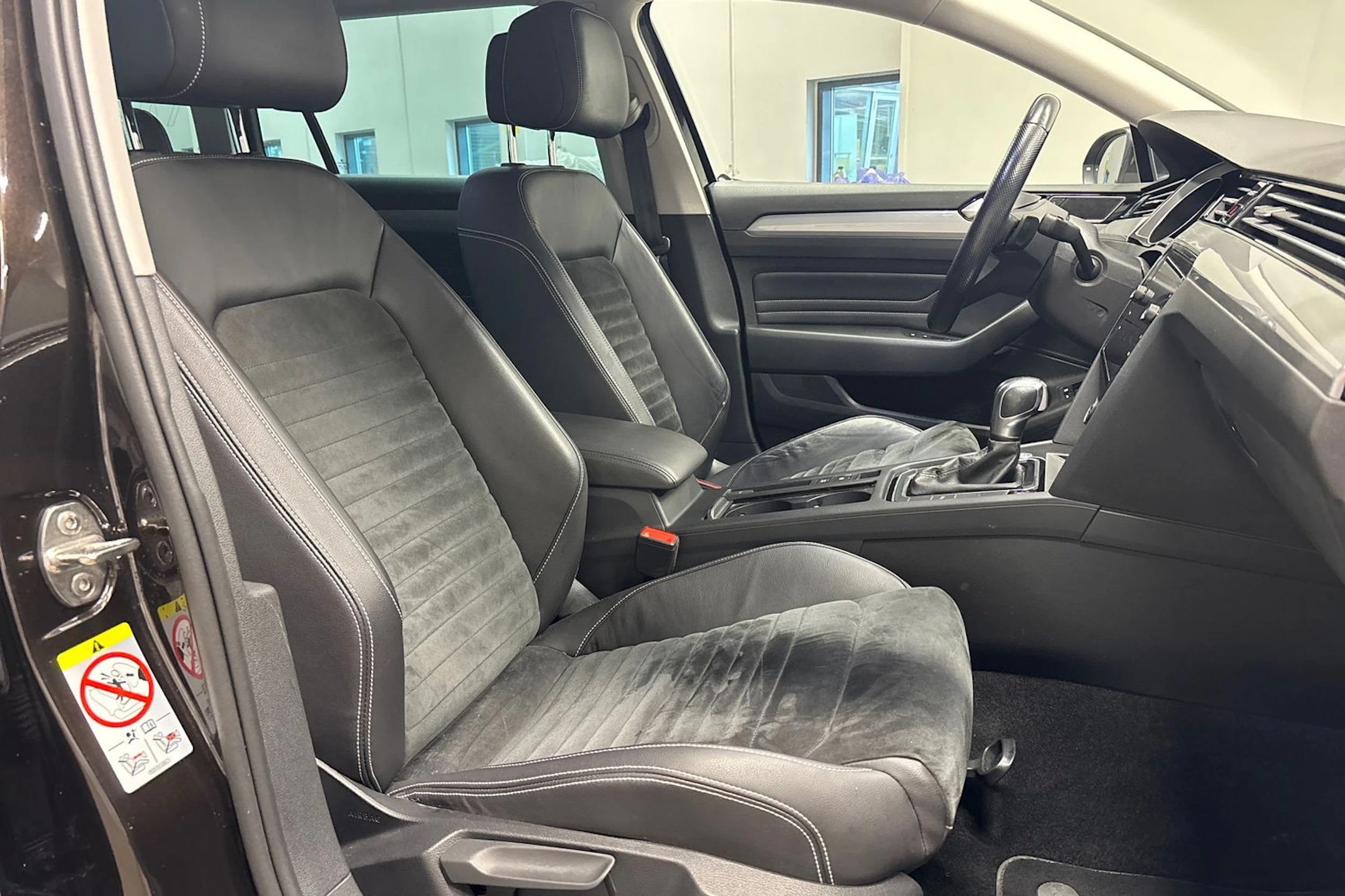 ruskea (beige) Volkswagen Passat 2020 kuva 15.