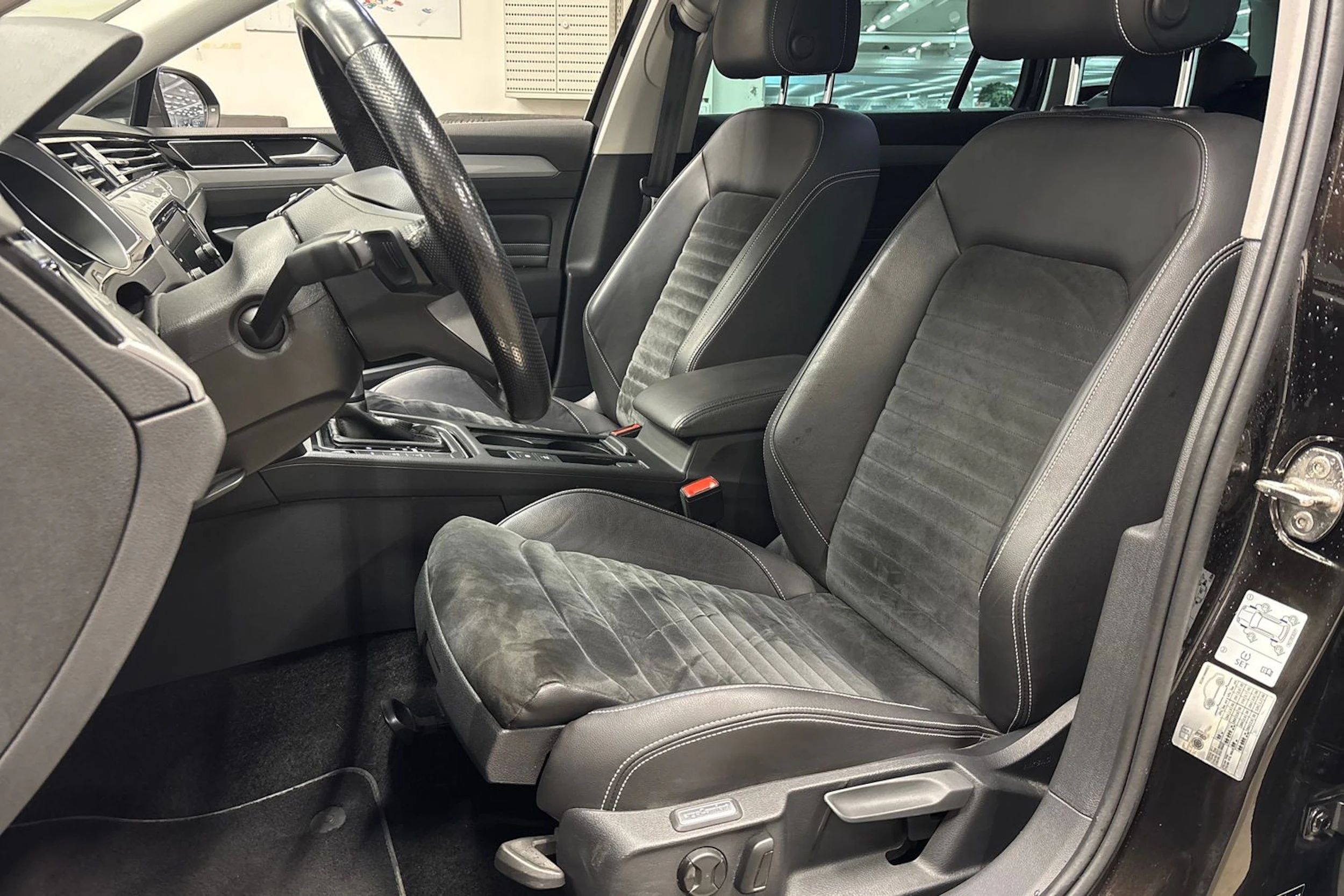 ruskea (beige) Volkswagen Passat 2020 kuva 16.
