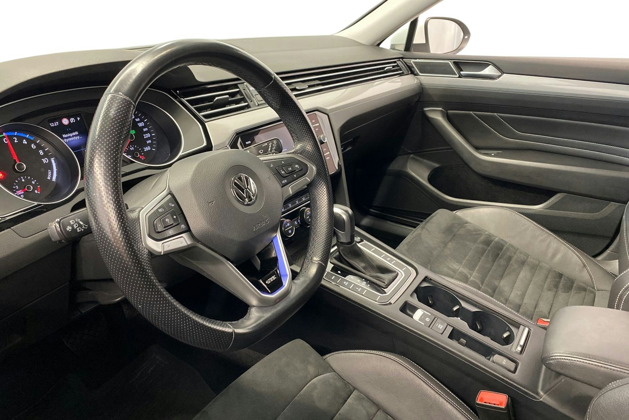 valkoinen Volkswagen Passat 2020 kuva 7.