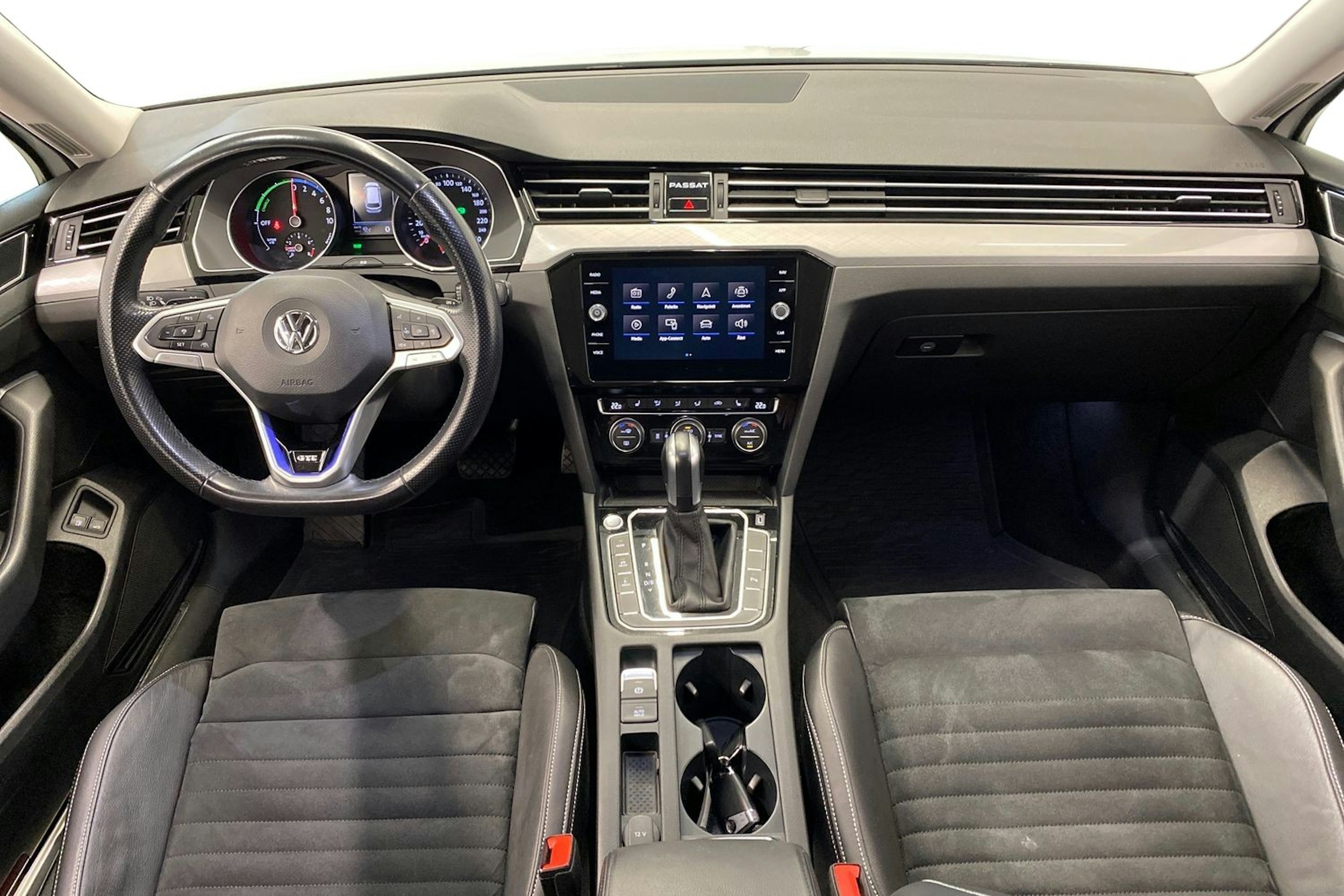 valkoinen Volkswagen Passat 2020 kuva 9.