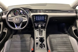 valkoinen Volkswagen Passat 2020 kuva 9.