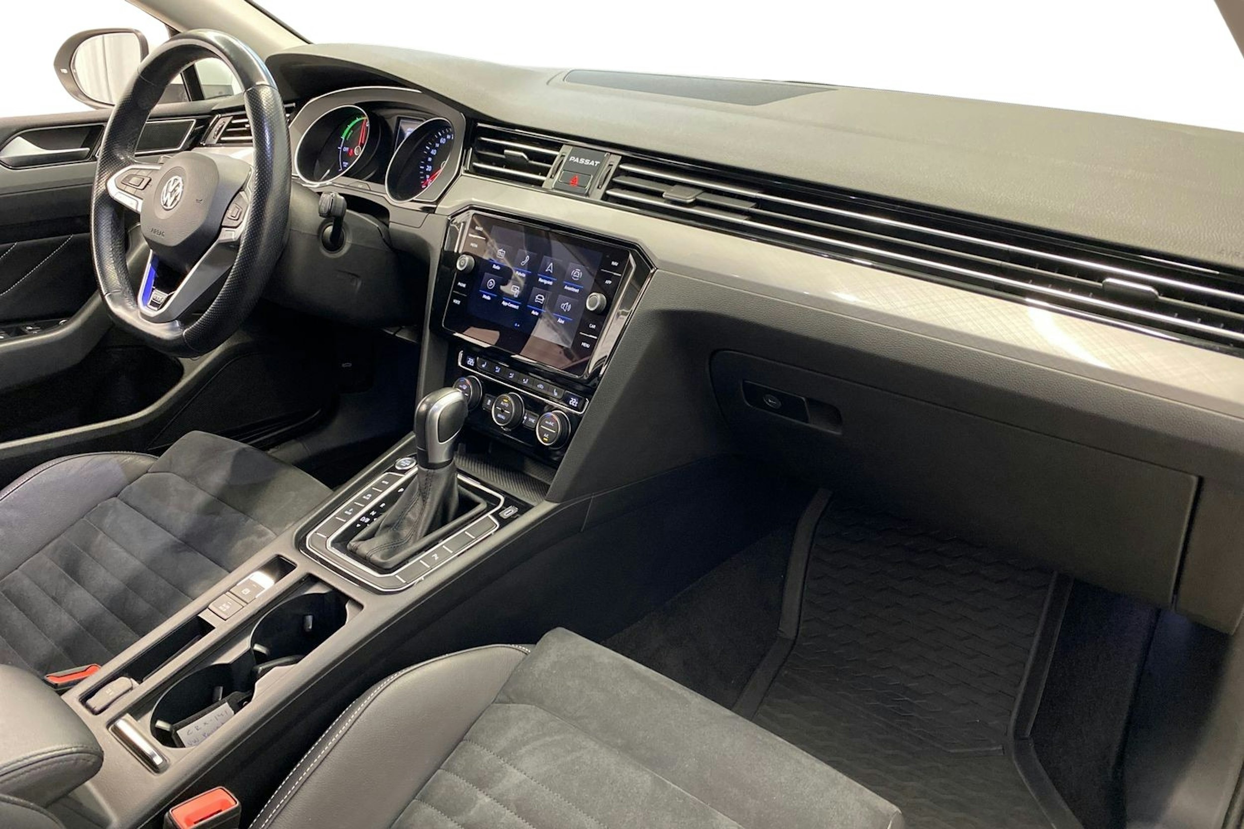 valkoinen Volkswagen Passat 2020 kuva 10.