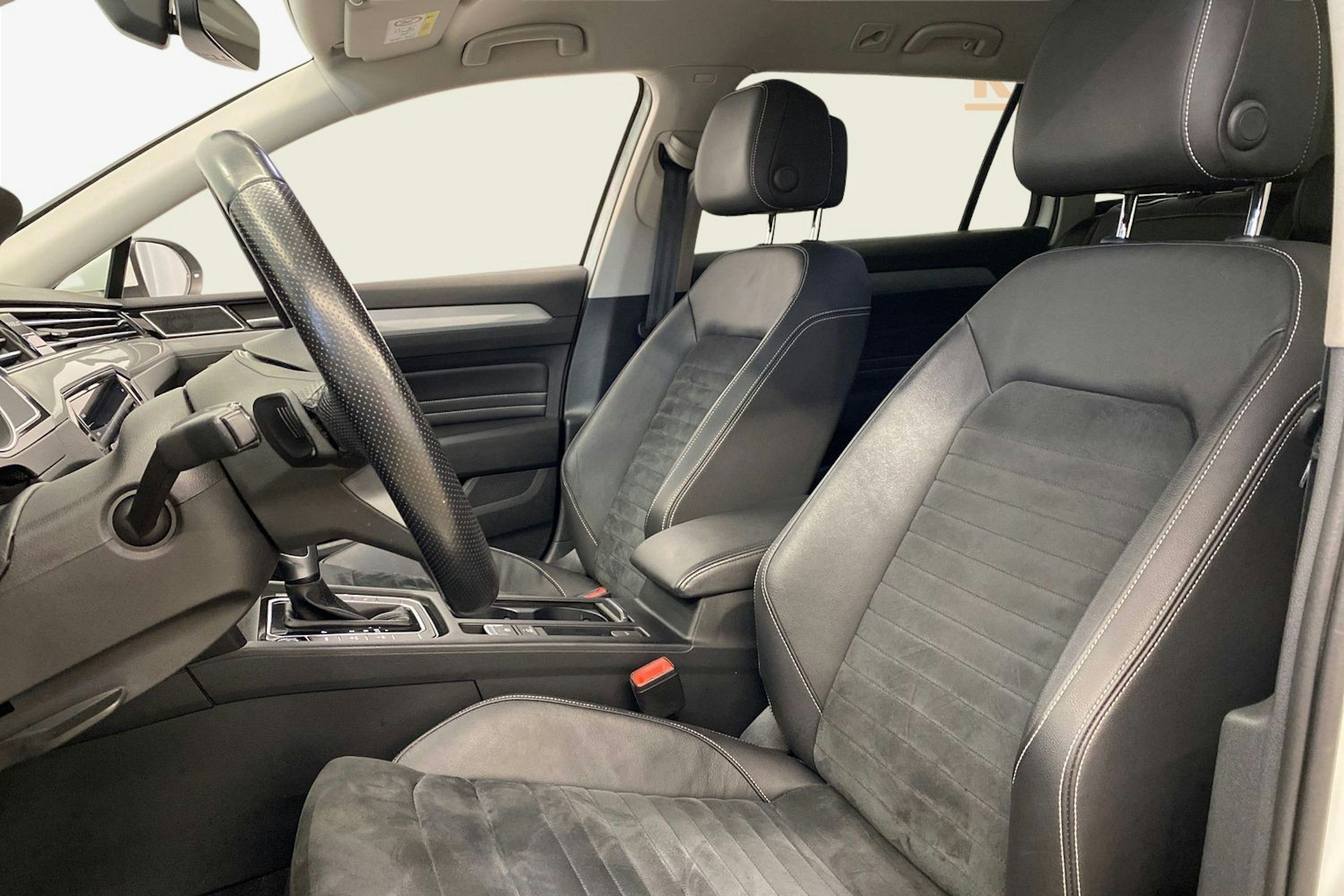 valkoinen Volkswagen Passat 2020 kuva 11.