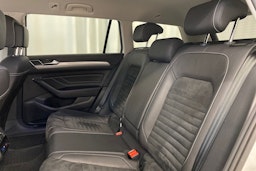 valkoinen Volkswagen Passat 2020 kuva 13.