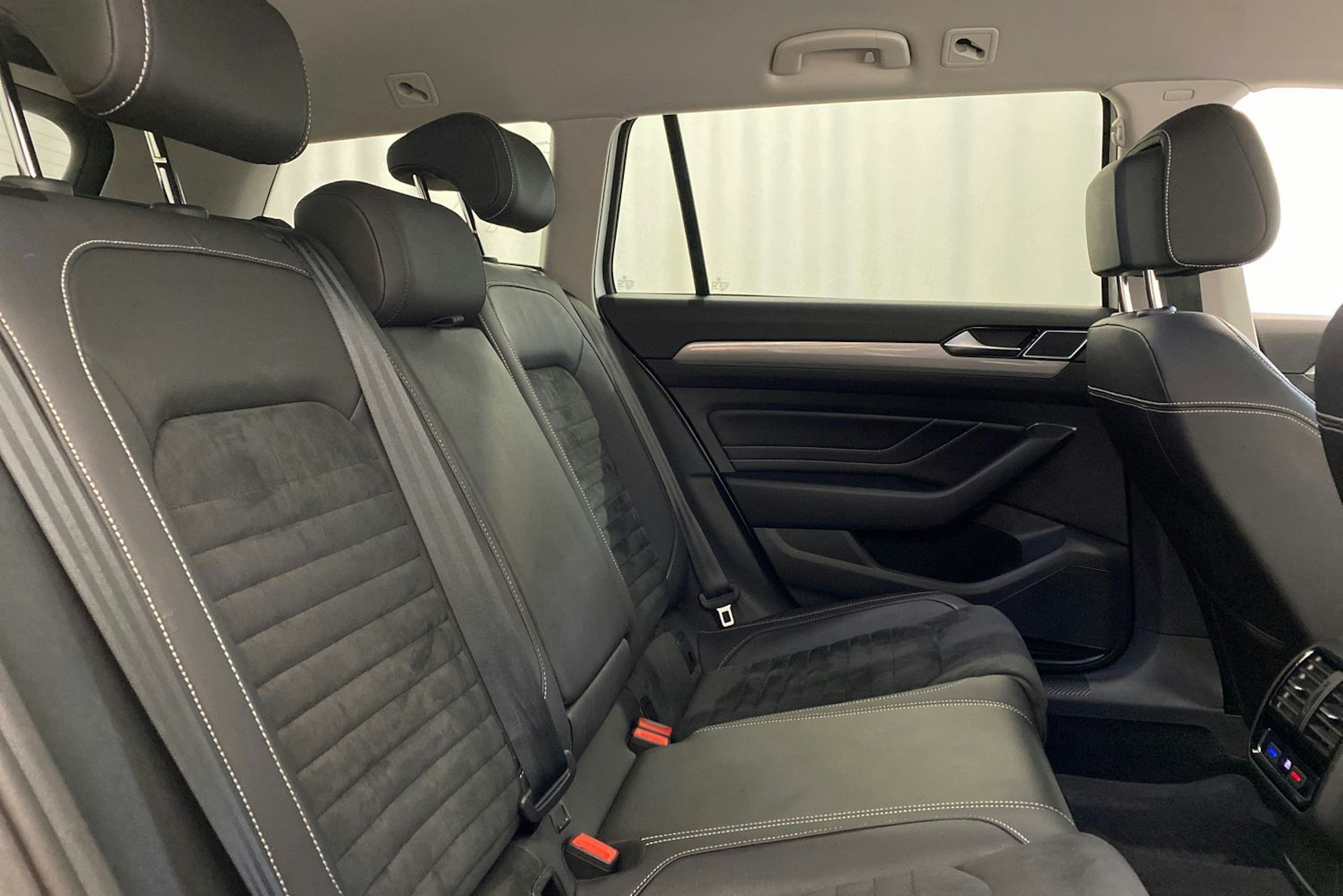 valkoinen Volkswagen Passat 2020 kuva 14.