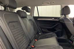 valkoinen Volkswagen Passat 2020 kuva 14.
