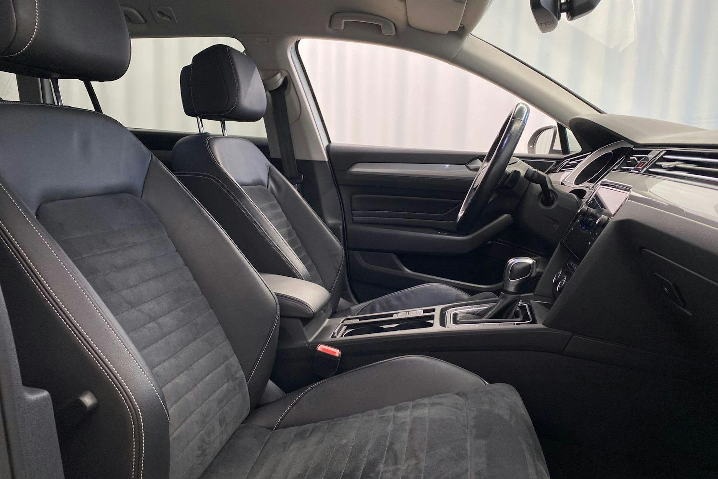 valkoinen Volkswagen Passat 2020 kuva 15.