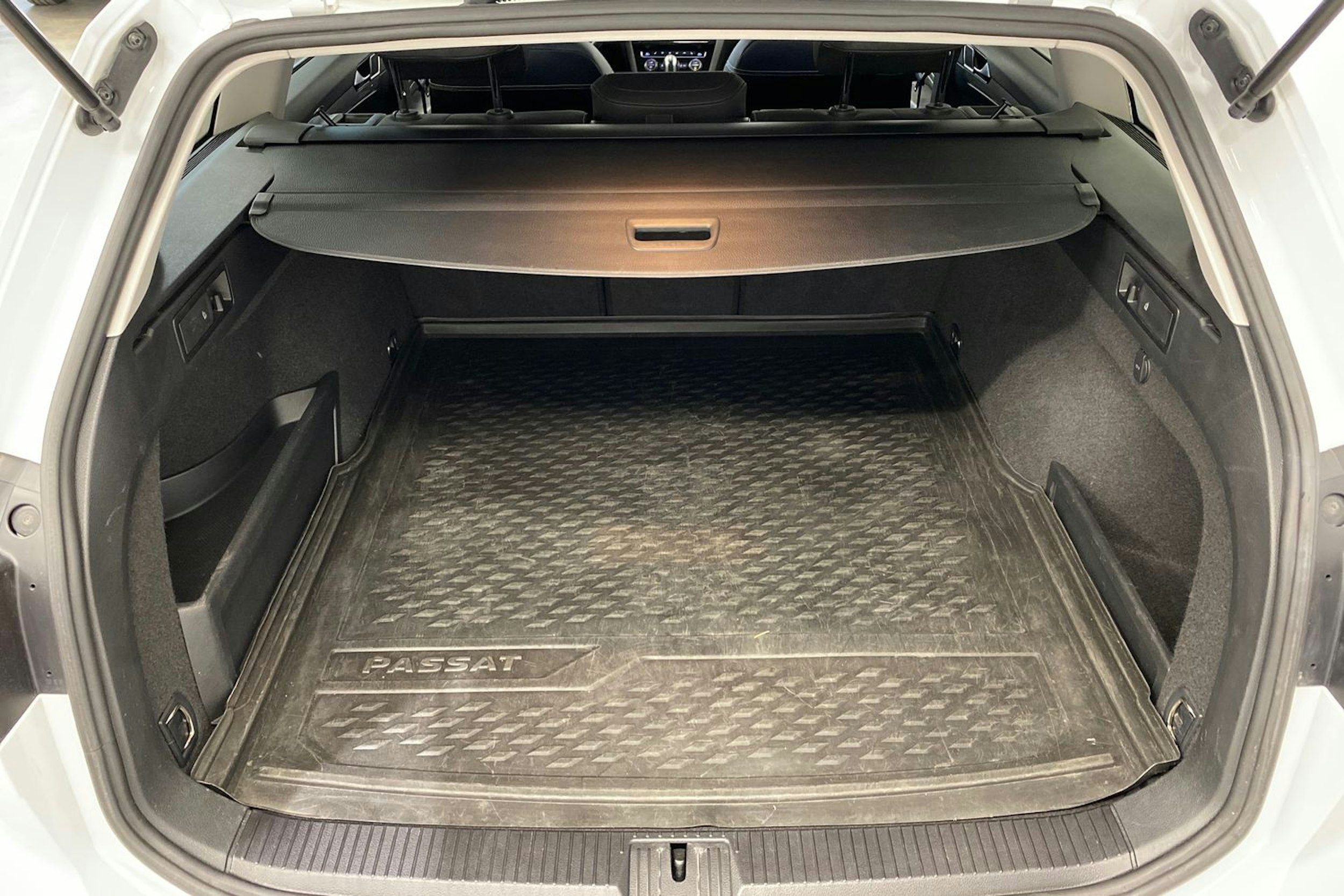 valkoinen Volkswagen Passat 2020 kuva 16.