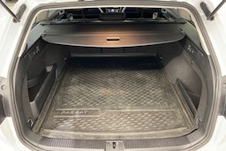 valkoinen Volkswagen Passat 2020 kuva 16.