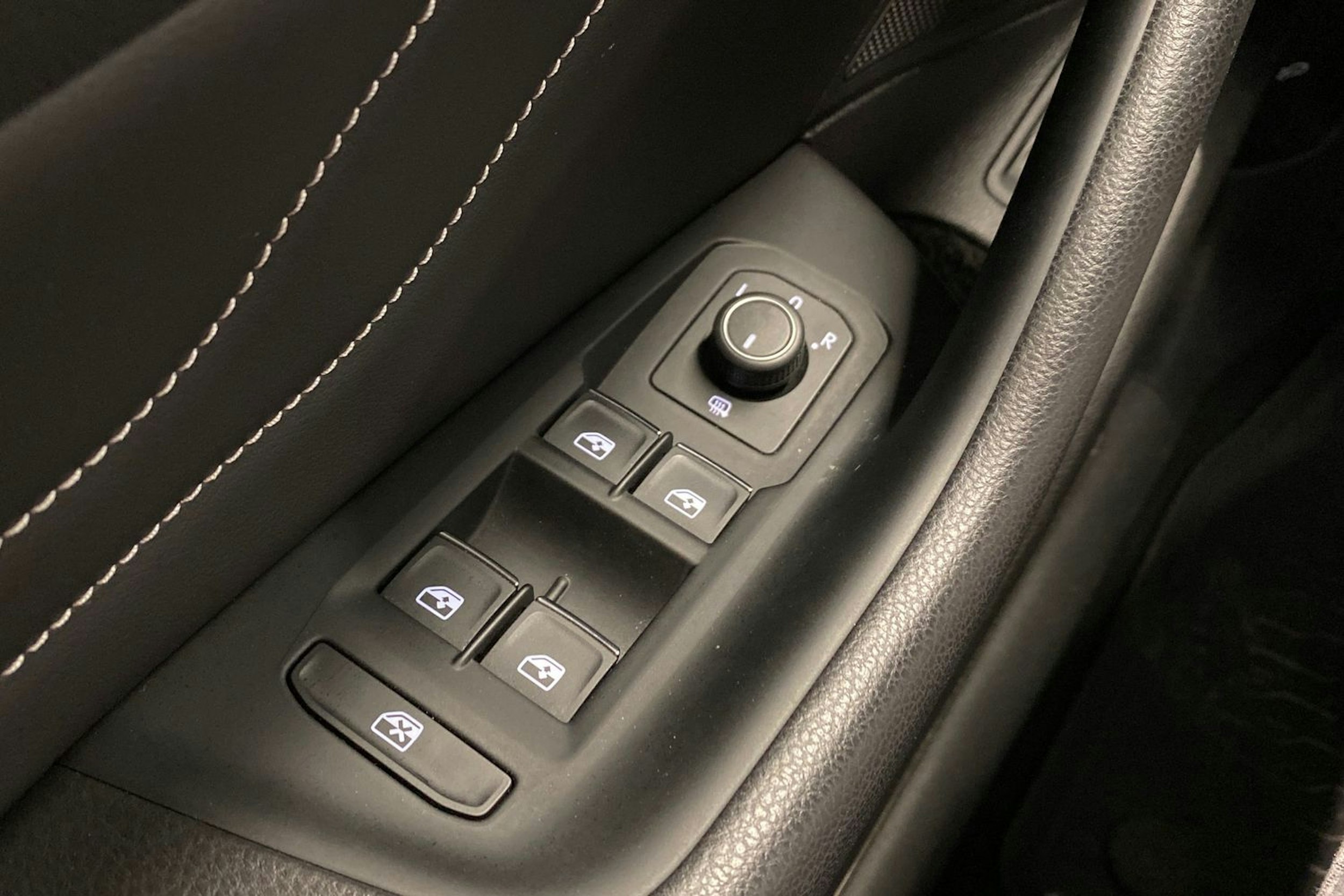 valkoinen Volkswagen Passat 2020 kuva 17.