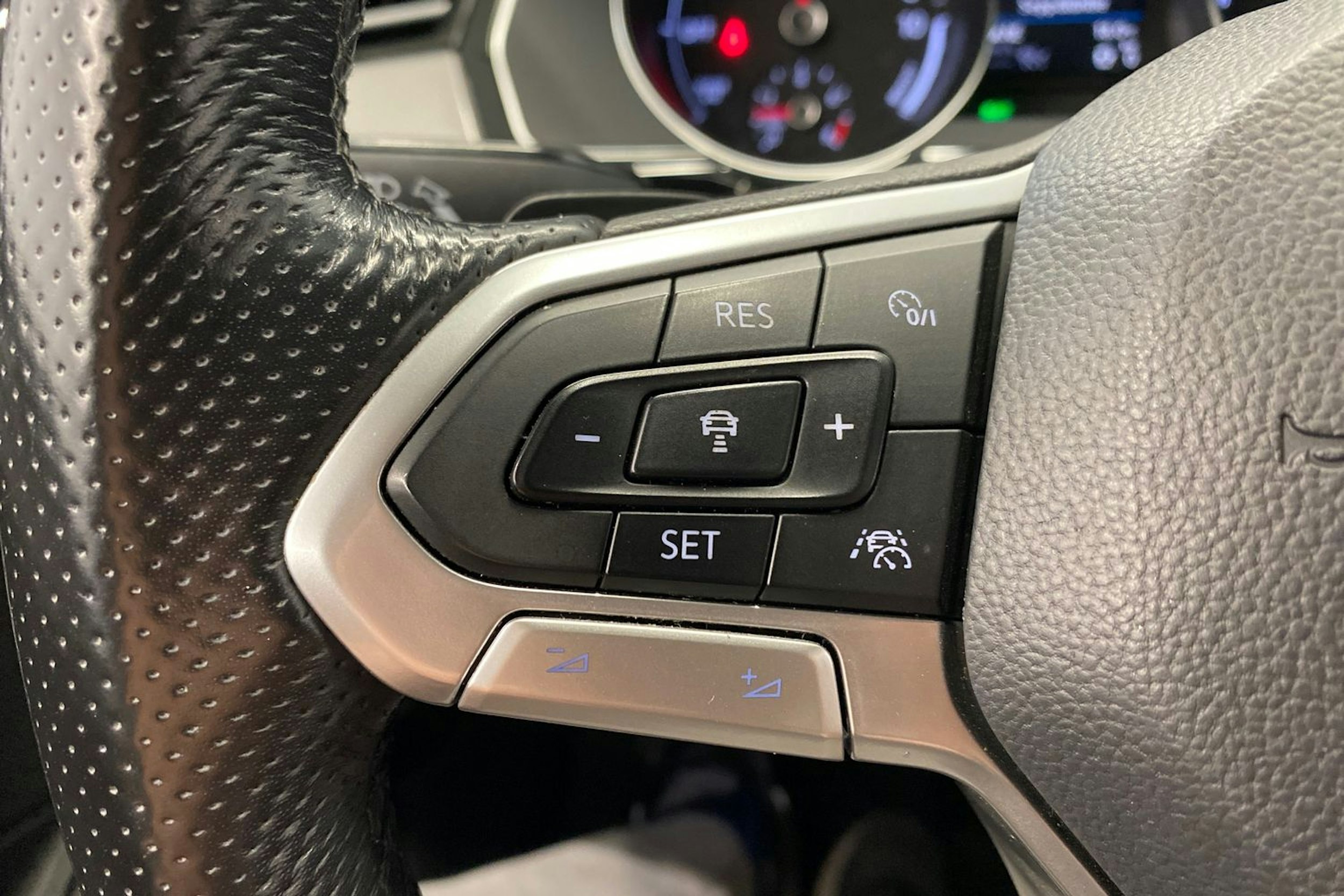 valkoinen Volkswagen Passat 2020 kuva 19.