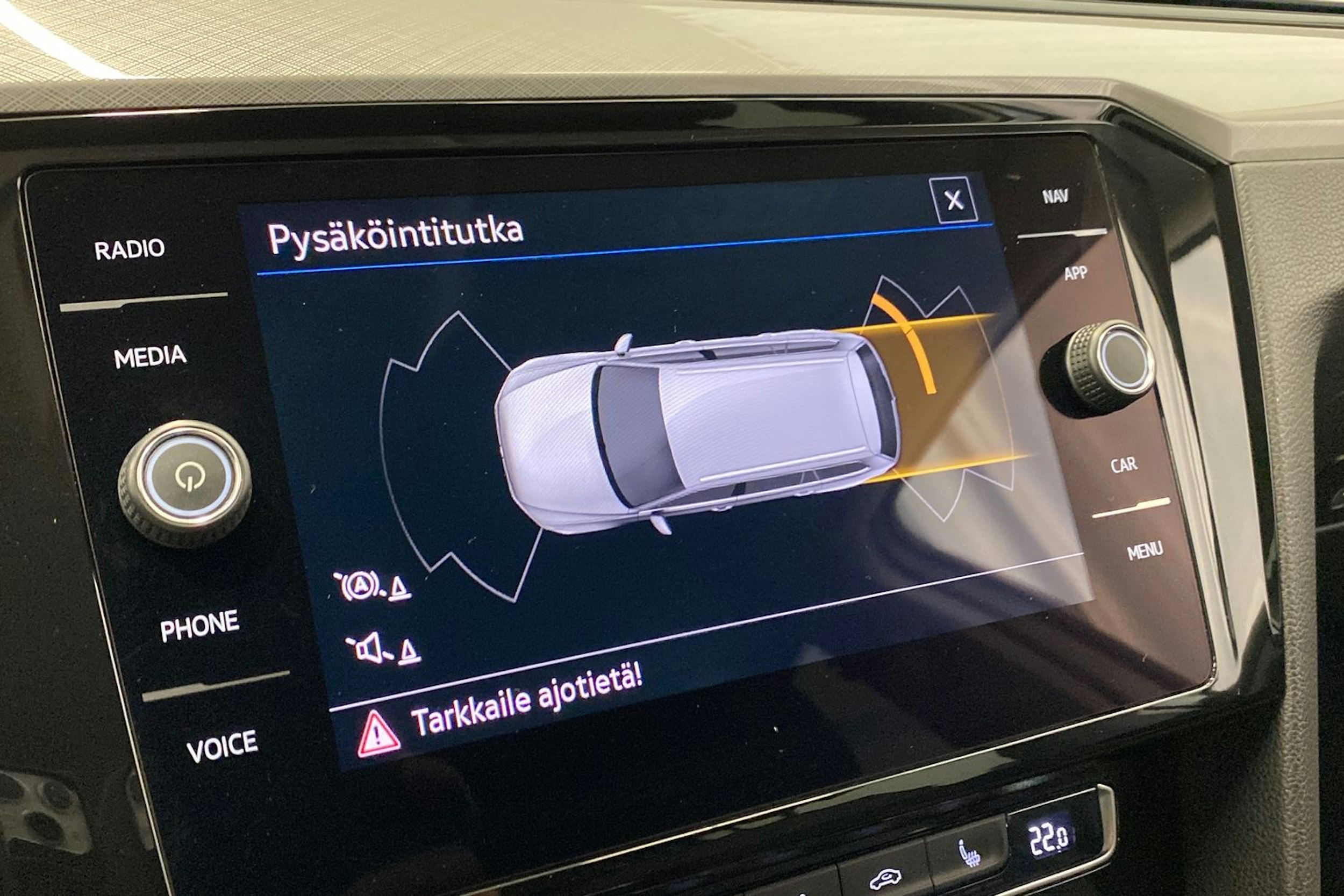 valkoinen Volkswagen Passat 2020 kuva 22.