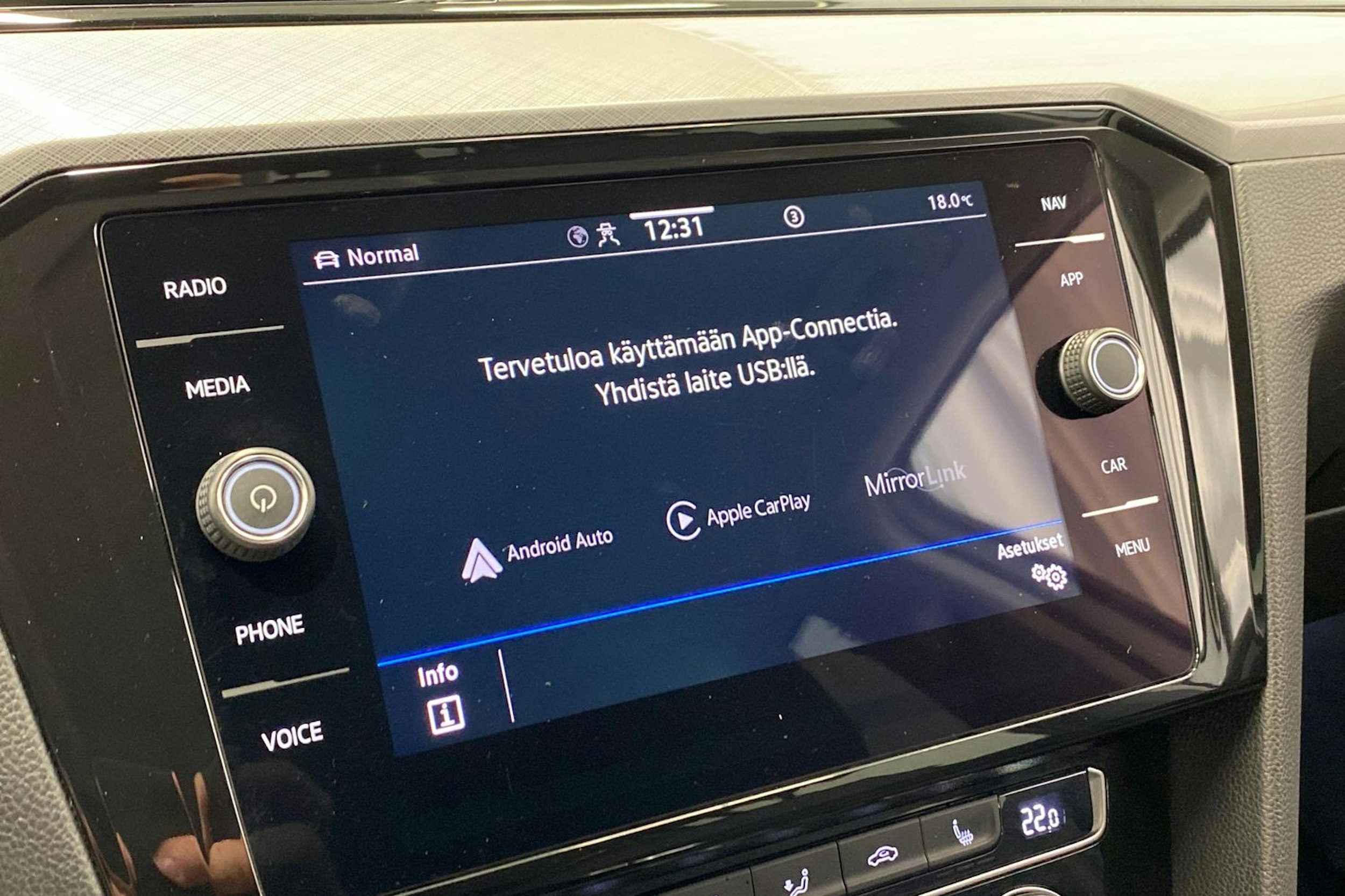 valkoinen Volkswagen Passat 2020 kuva 24.