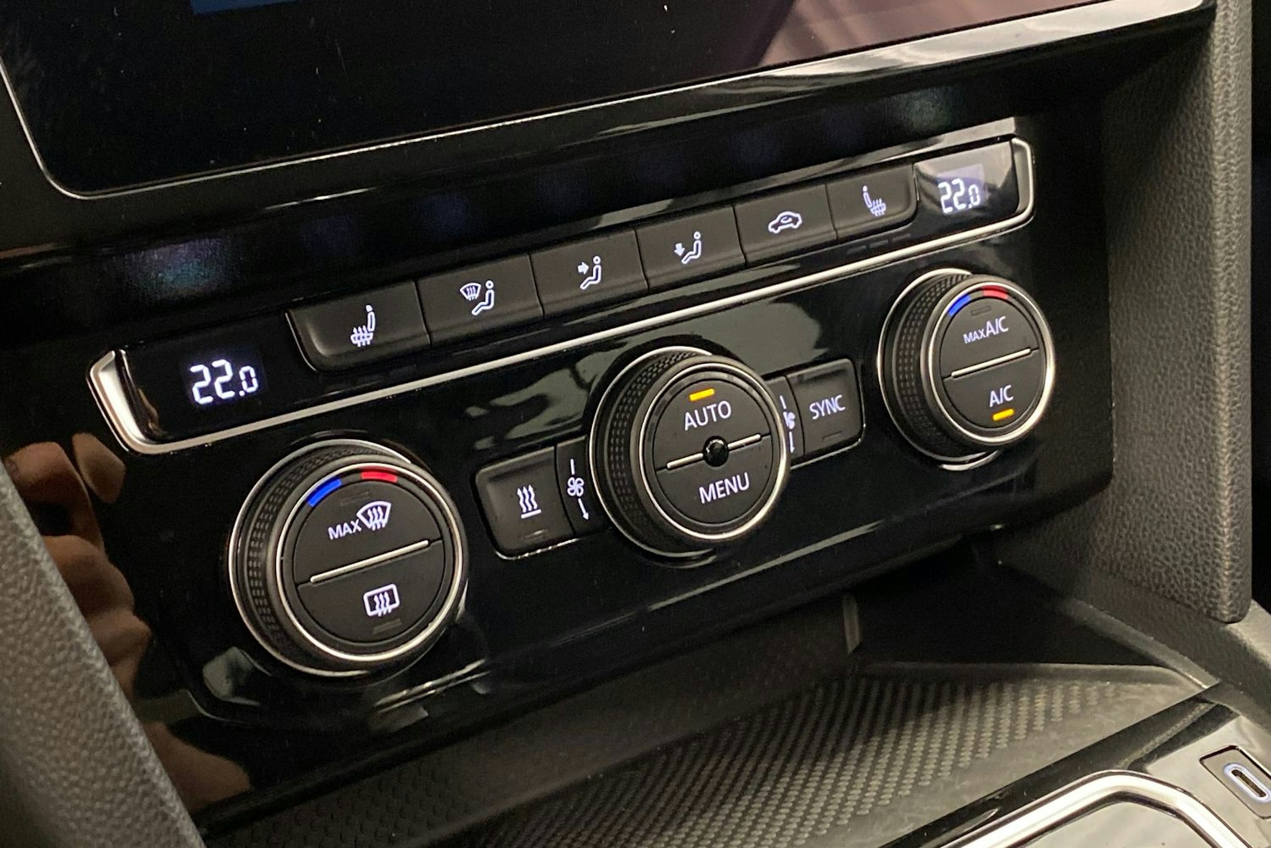 valkoinen Volkswagen Passat 2020 kuva 27.