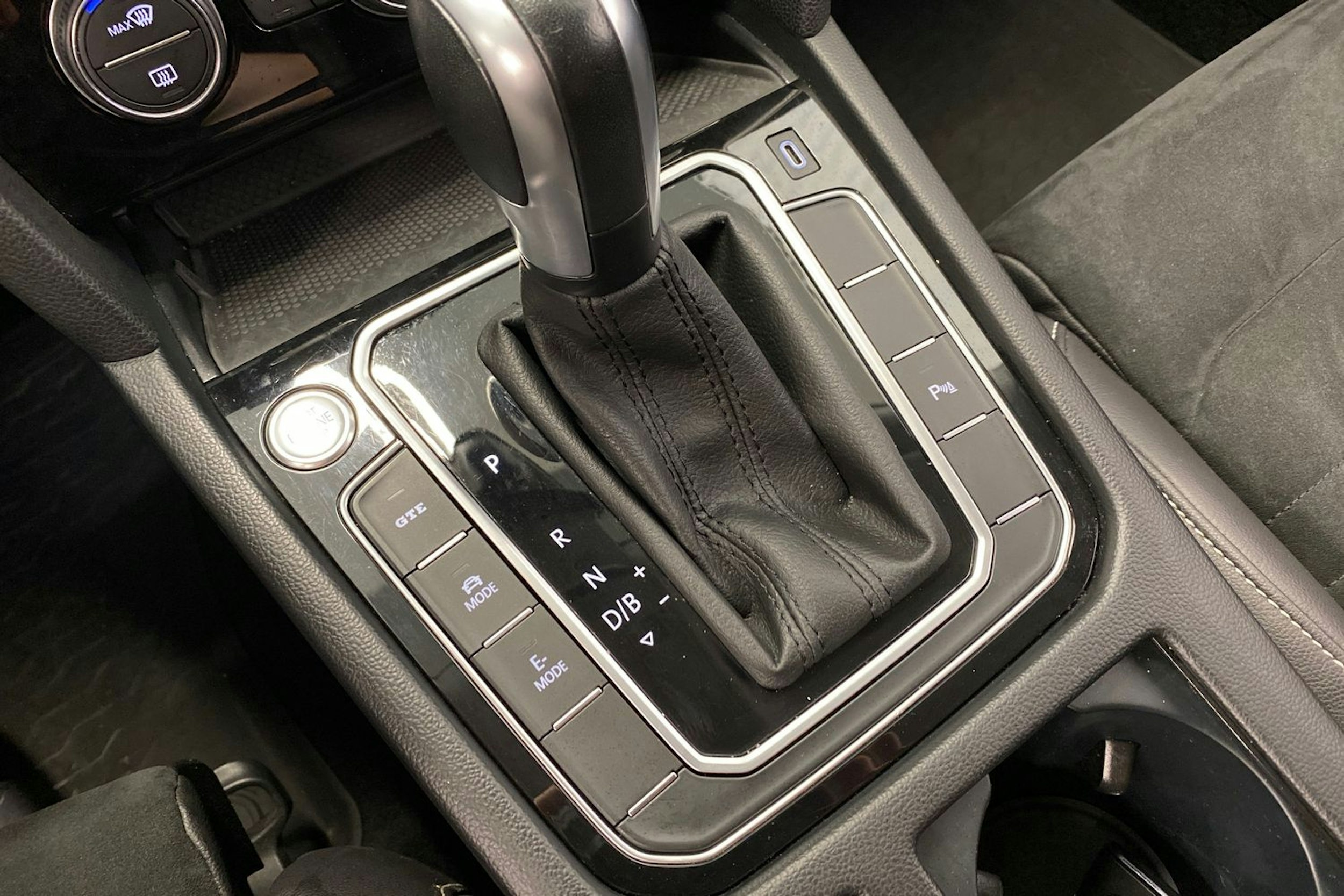 valkoinen Volkswagen Passat 2020 kuva 28.