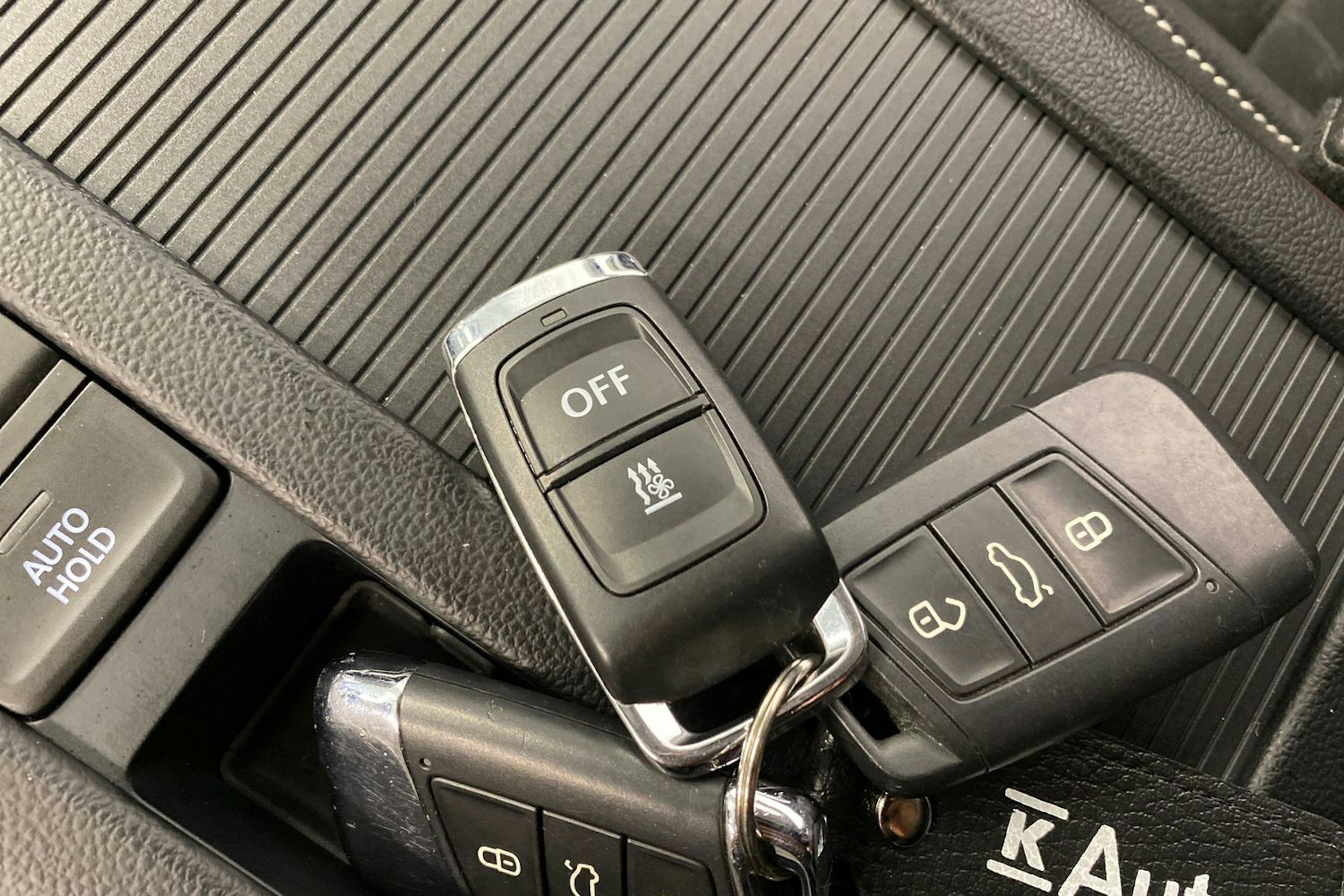 valkoinen Volkswagen Passat 2020 kuva 29.