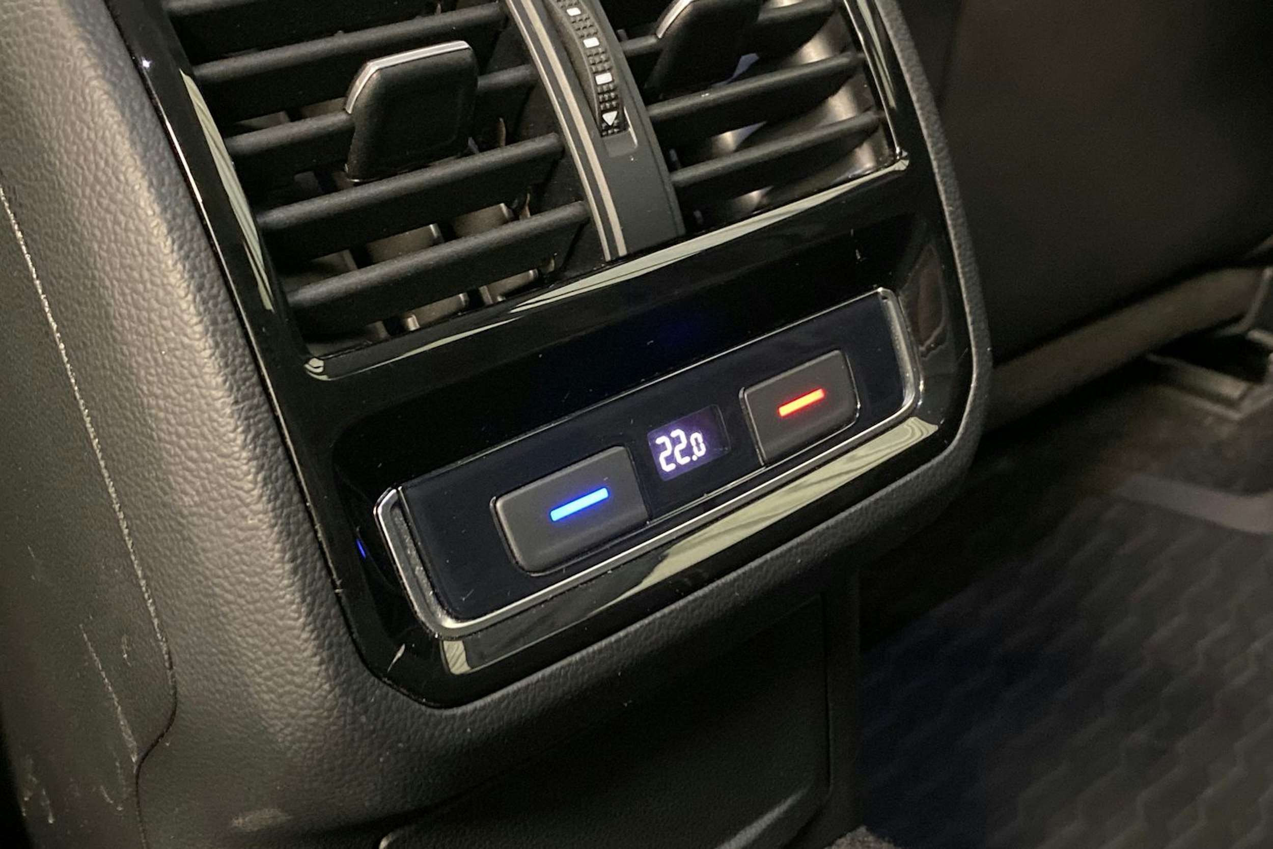valkoinen Volkswagen Passat 2020 kuva 30.
