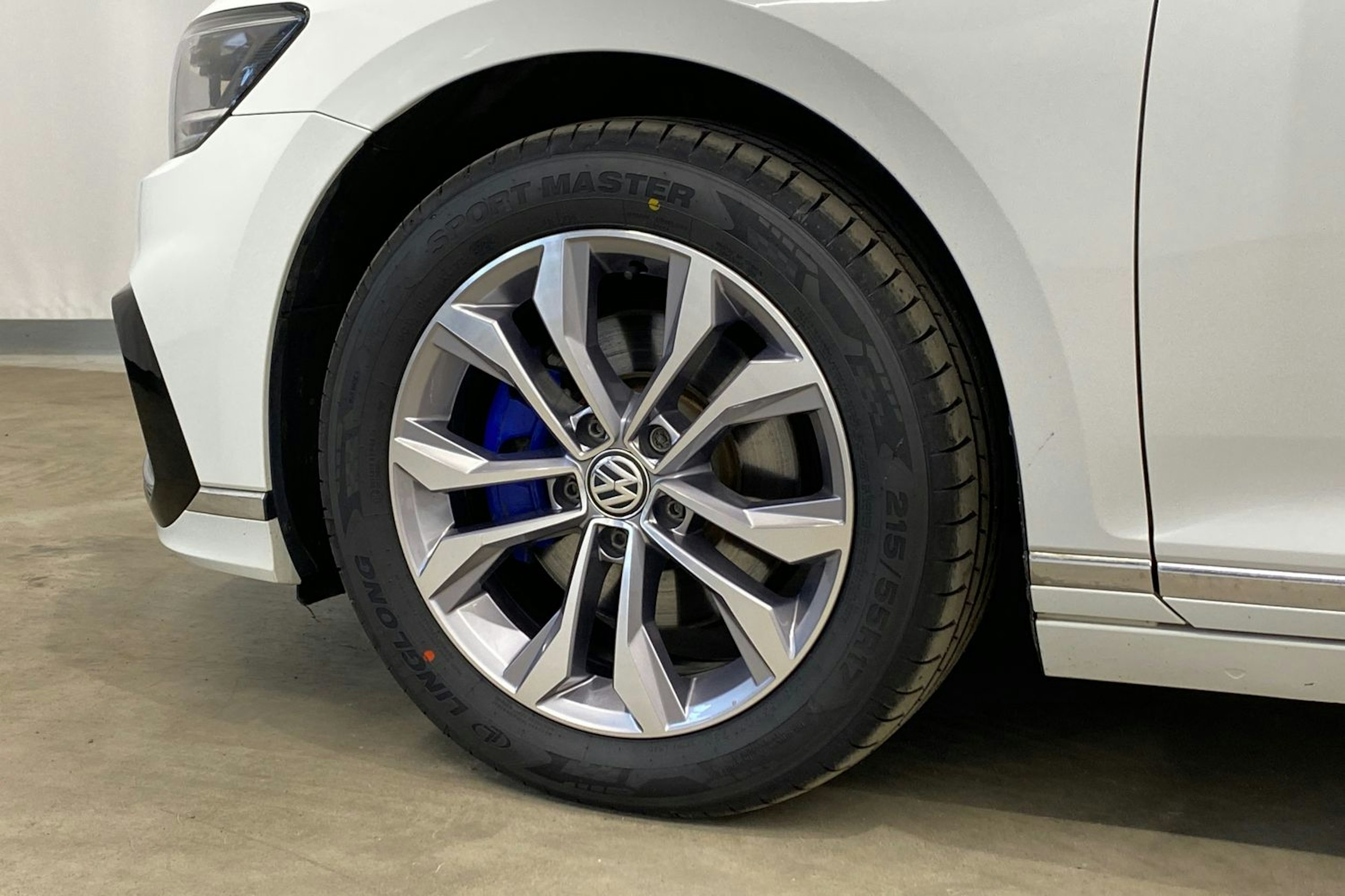 valkoinen Volkswagen Passat 2020 kuva 31.