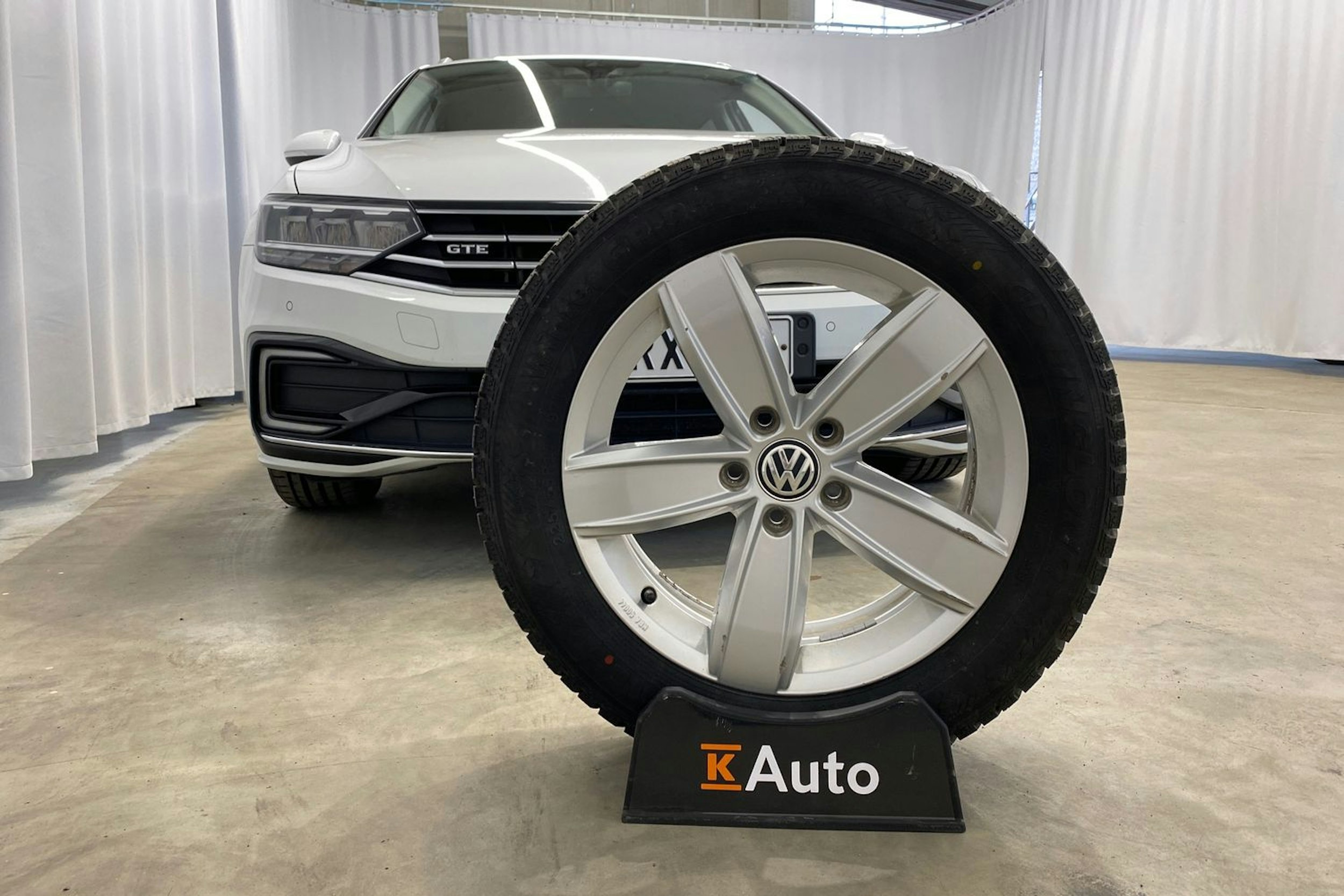 valkoinen Volkswagen Passat 2020 kuva 32.