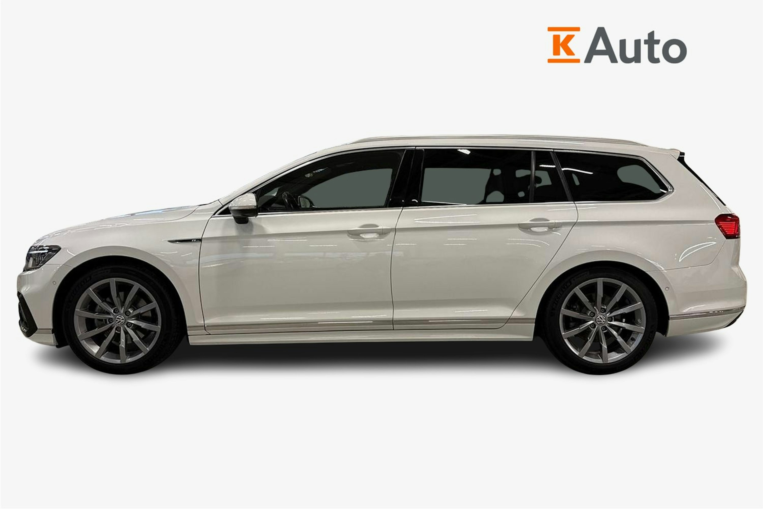 valkoinen Volkswagen Passat 2020 kuva 6.