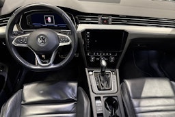 valkoinen Volkswagen Passat 2020 kuva 9.