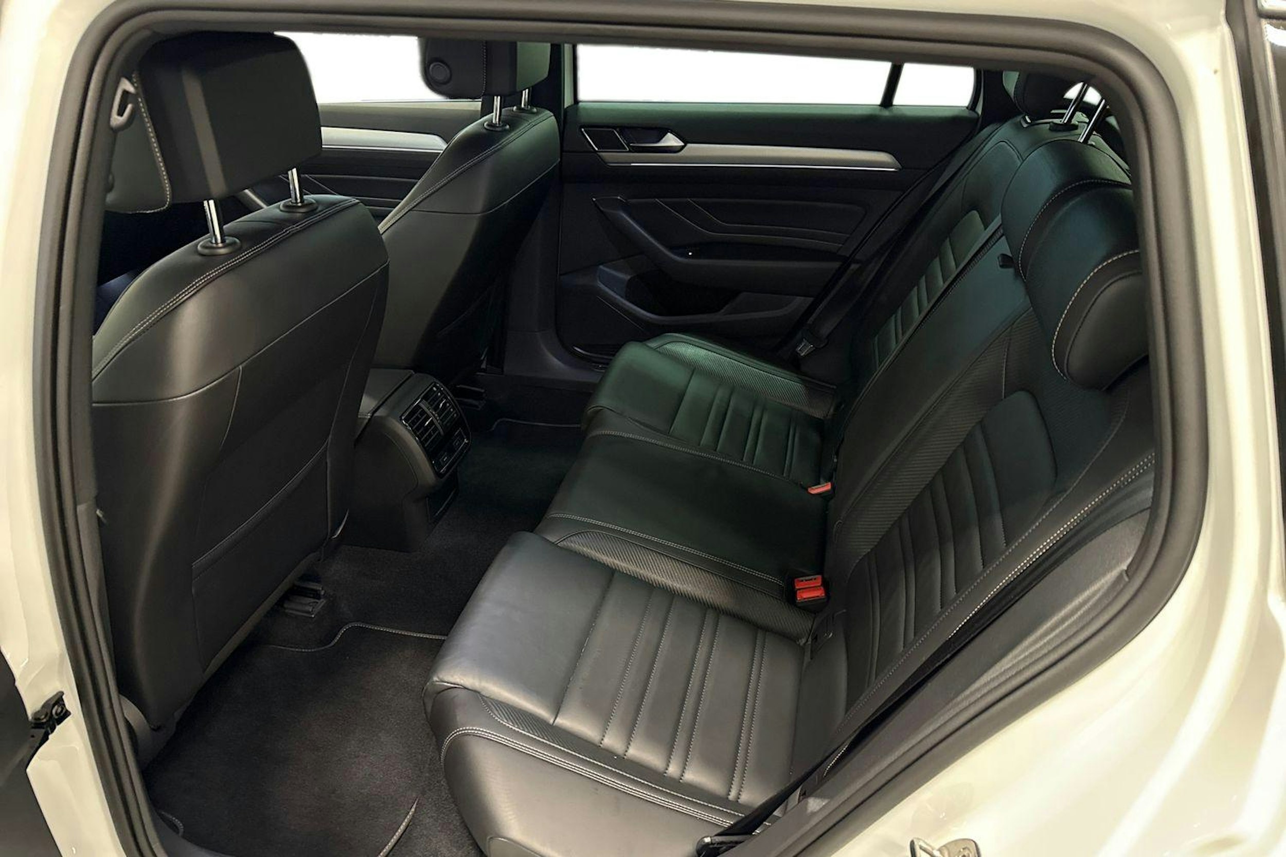 valkoinen Volkswagen Passat 2020 kuva 10.