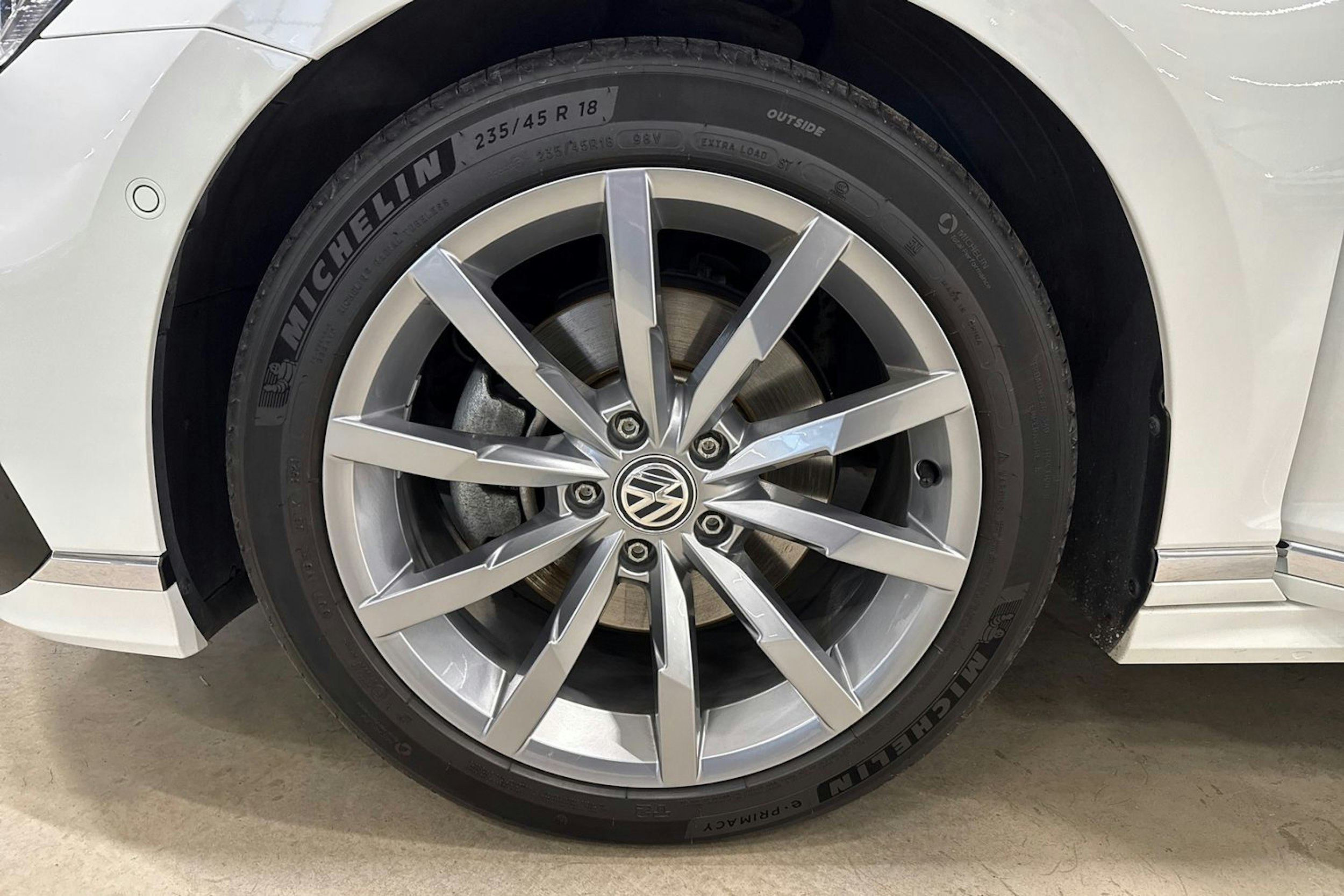 valkoinen Volkswagen Passat 2020 kuva 11.