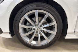 valkoinen Volkswagen Passat 2020 kuva 11.
